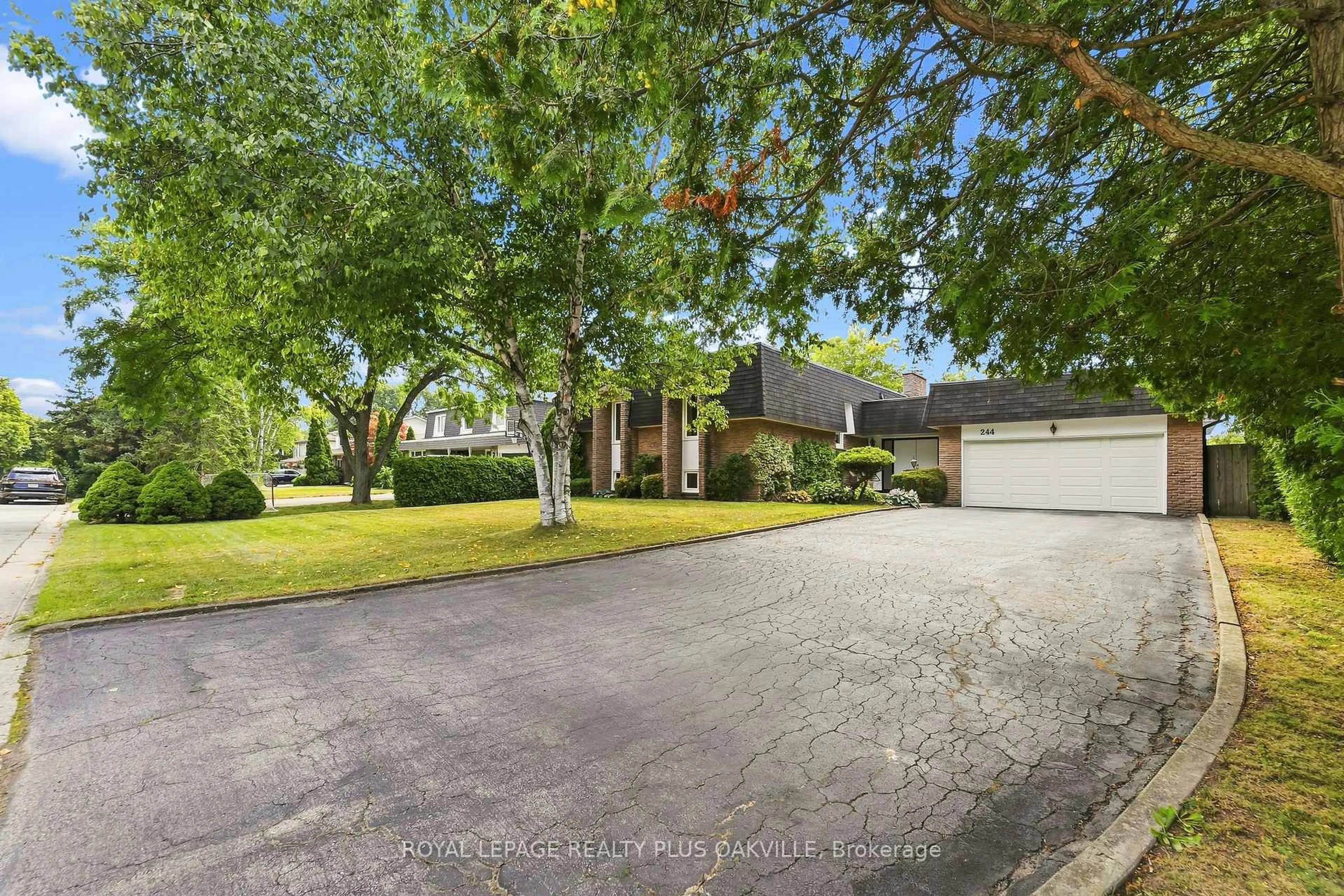 A pic from outside/outdoor area/front of a property/back of a property/a pic from drone, street for 244 Willowridge Crt, Oakville Ontario L6L 5J2