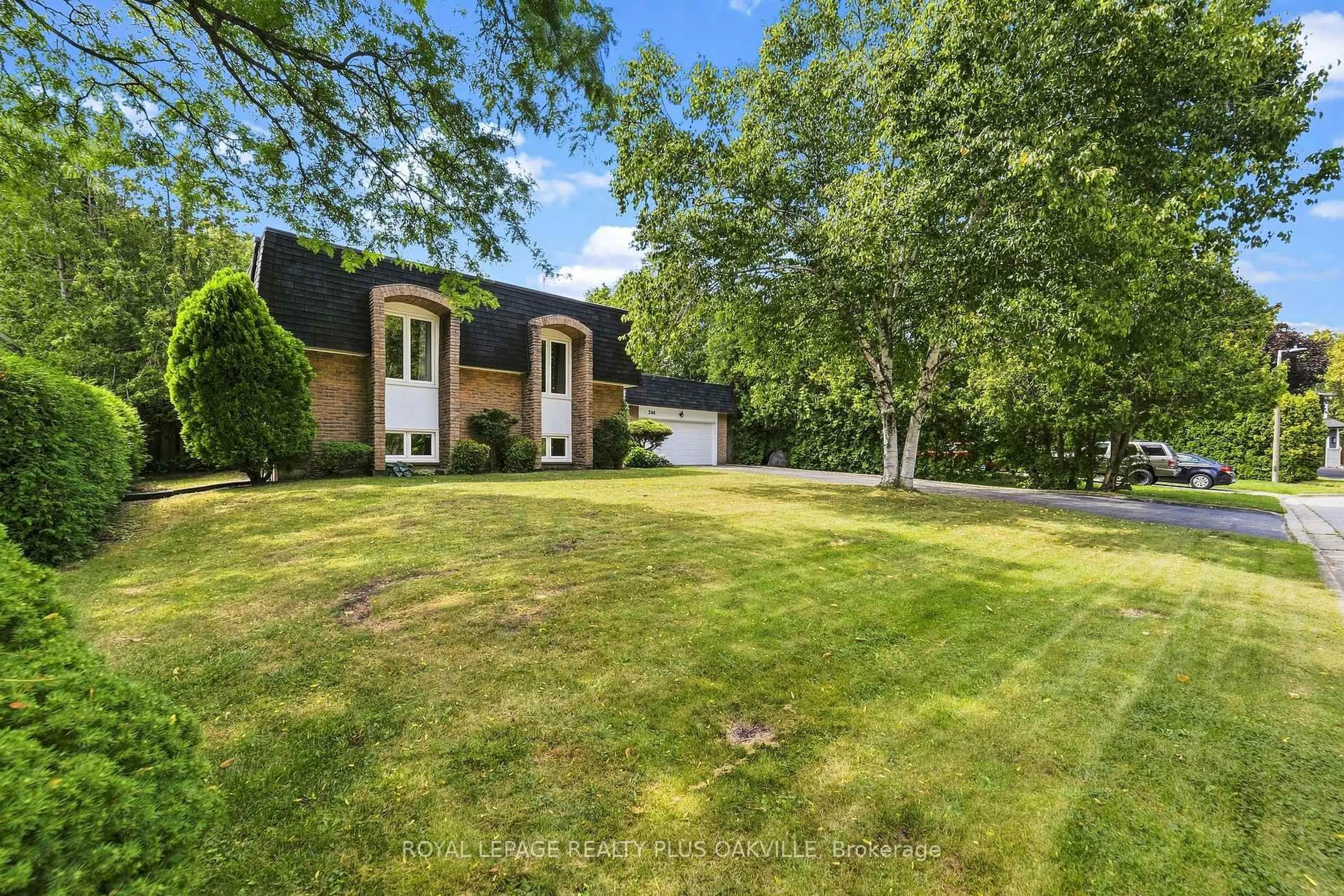 A pic from outside/outdoor area/front of a property/back of a property/a pic from drone, unknown for 244 Willowridge Crt, Oakville Ontario L6L 5J2