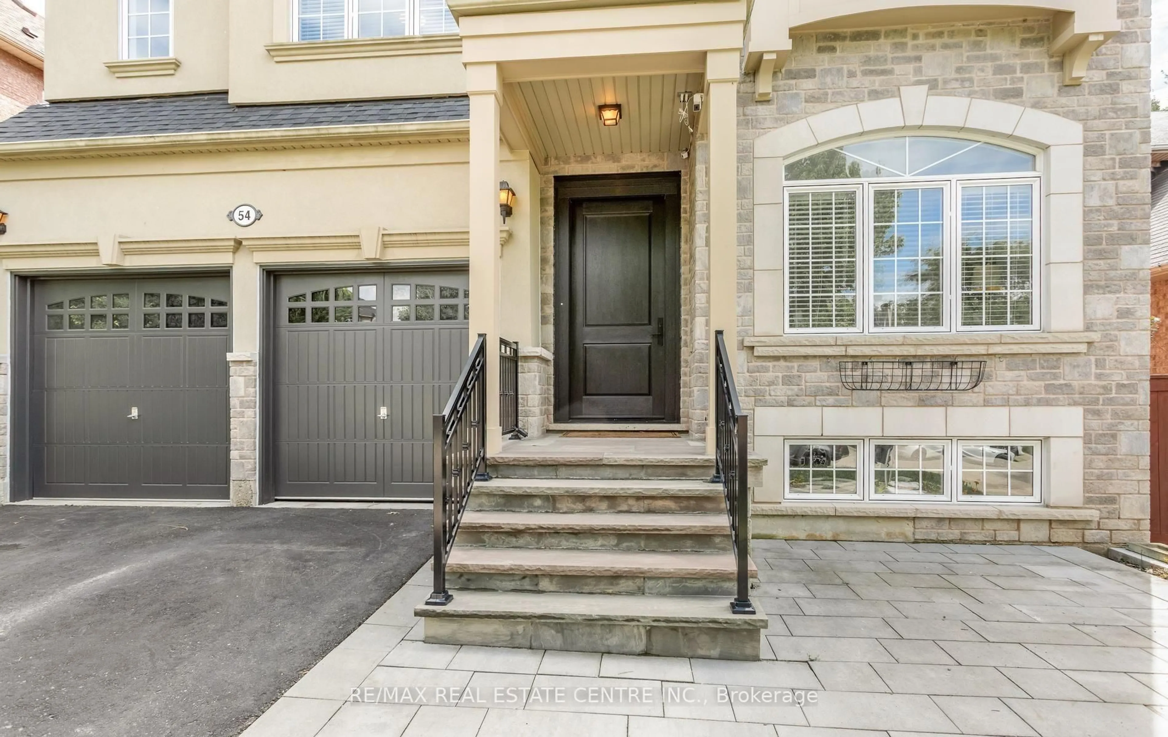 Indoor entryway for 54 Apple Blossom Cres, Halton Hills Ontario L7G 6L5