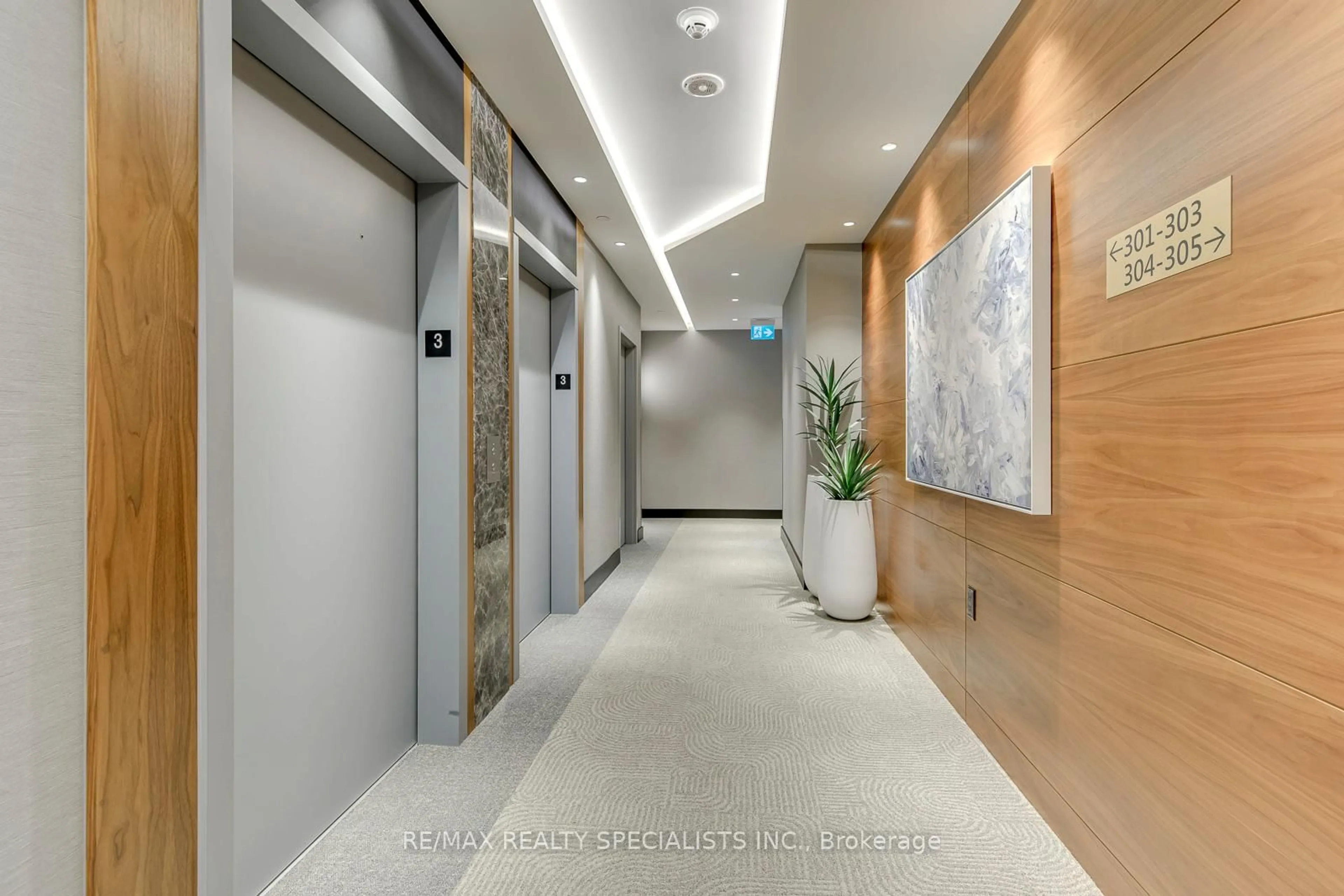 Indoor foyer for 55 Port St #304, Mississauga Ontario L5G 4P3