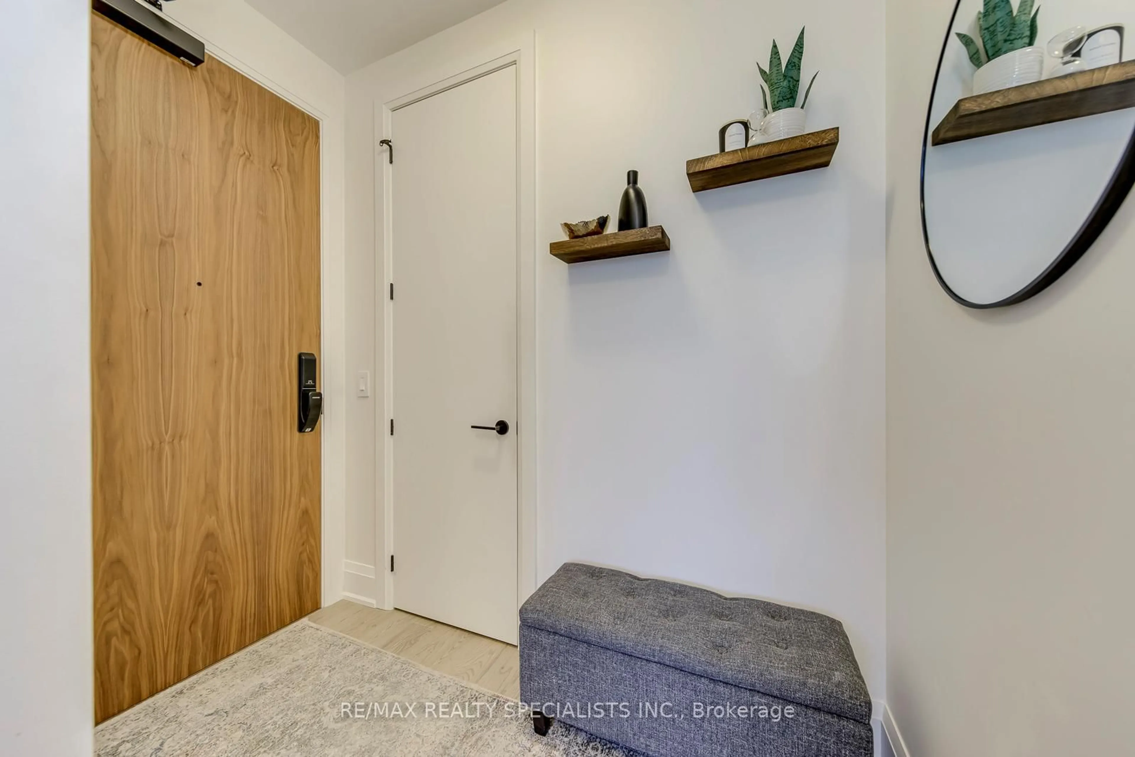 Indoor entryway for 55 Port St #304, Mississauga Ontario L5G 4P3