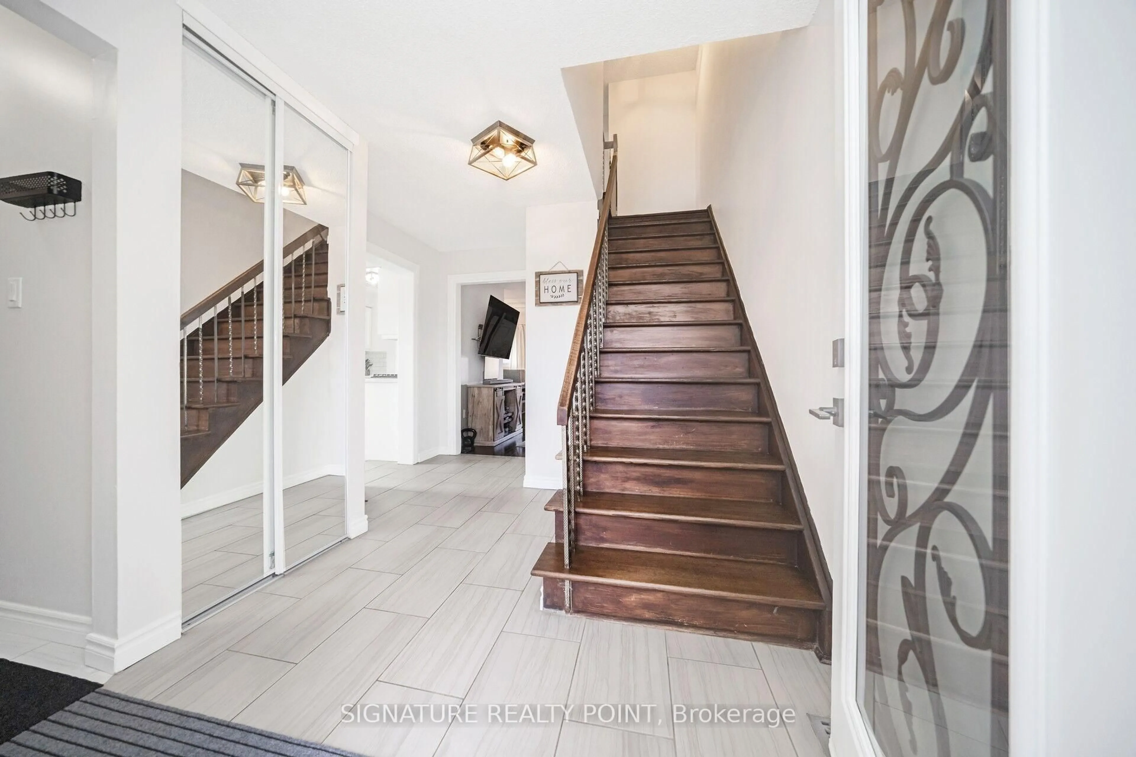 Indoor foyer for 222 Simmons Blvd, Brampton Ontario L6V 3Y1