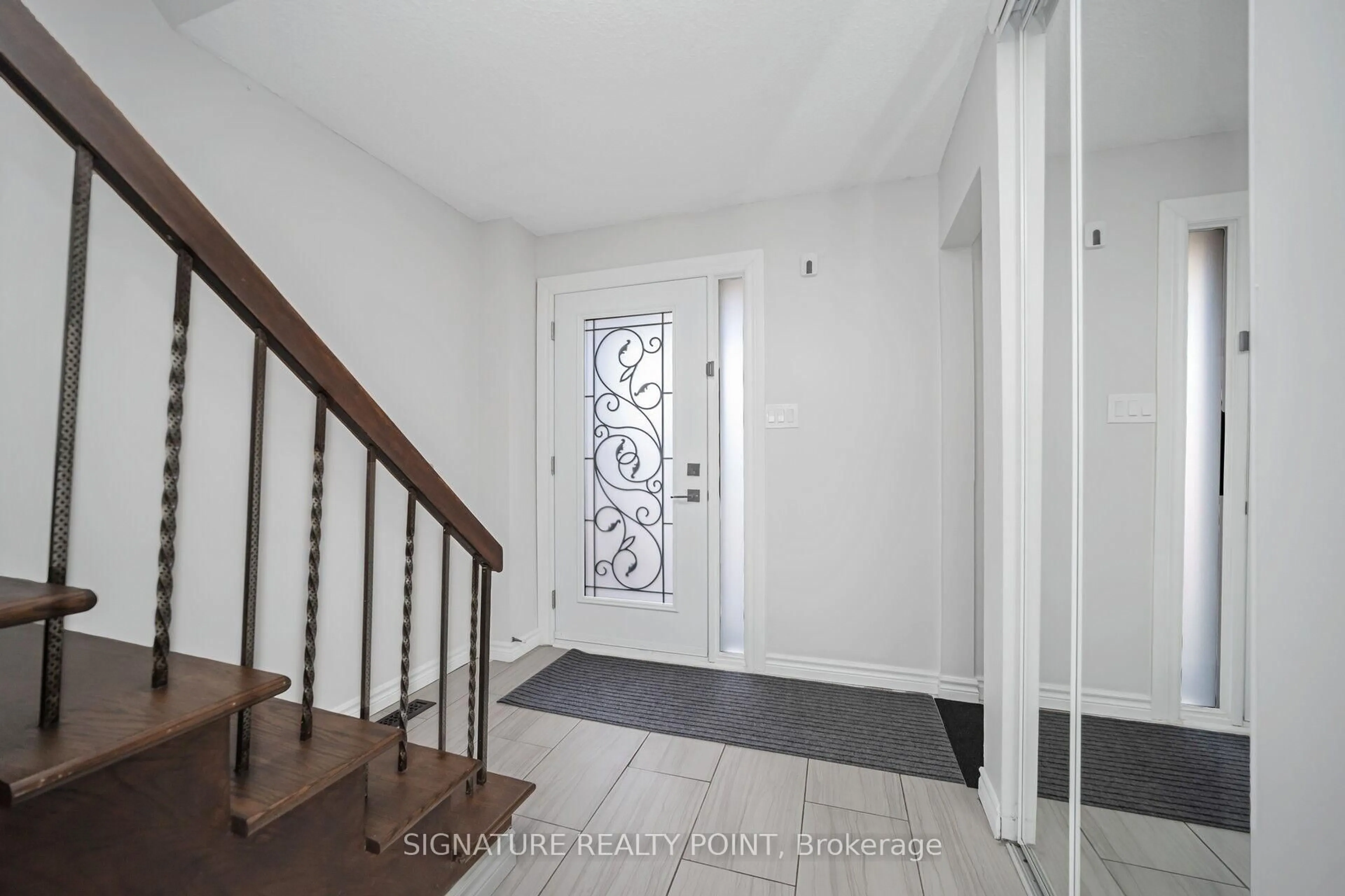 Indoor entryway for 222 Simmons Blvd, Brampton Ontario L6V 3Y1