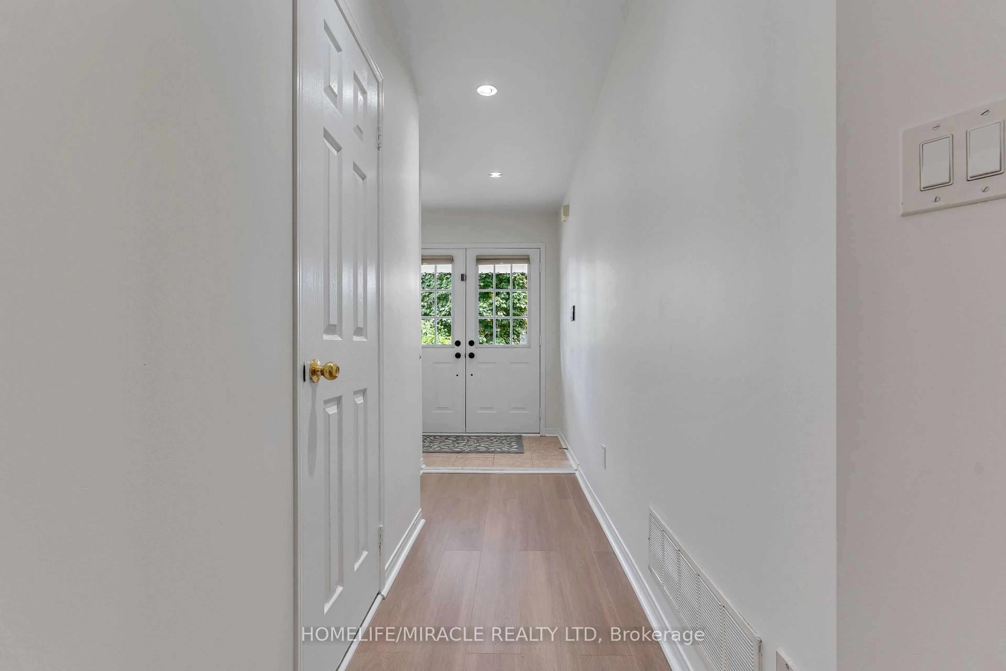 Indoor entryway for 4191 Goldenrod Cres, Mississauga Ontario L5V 3C2