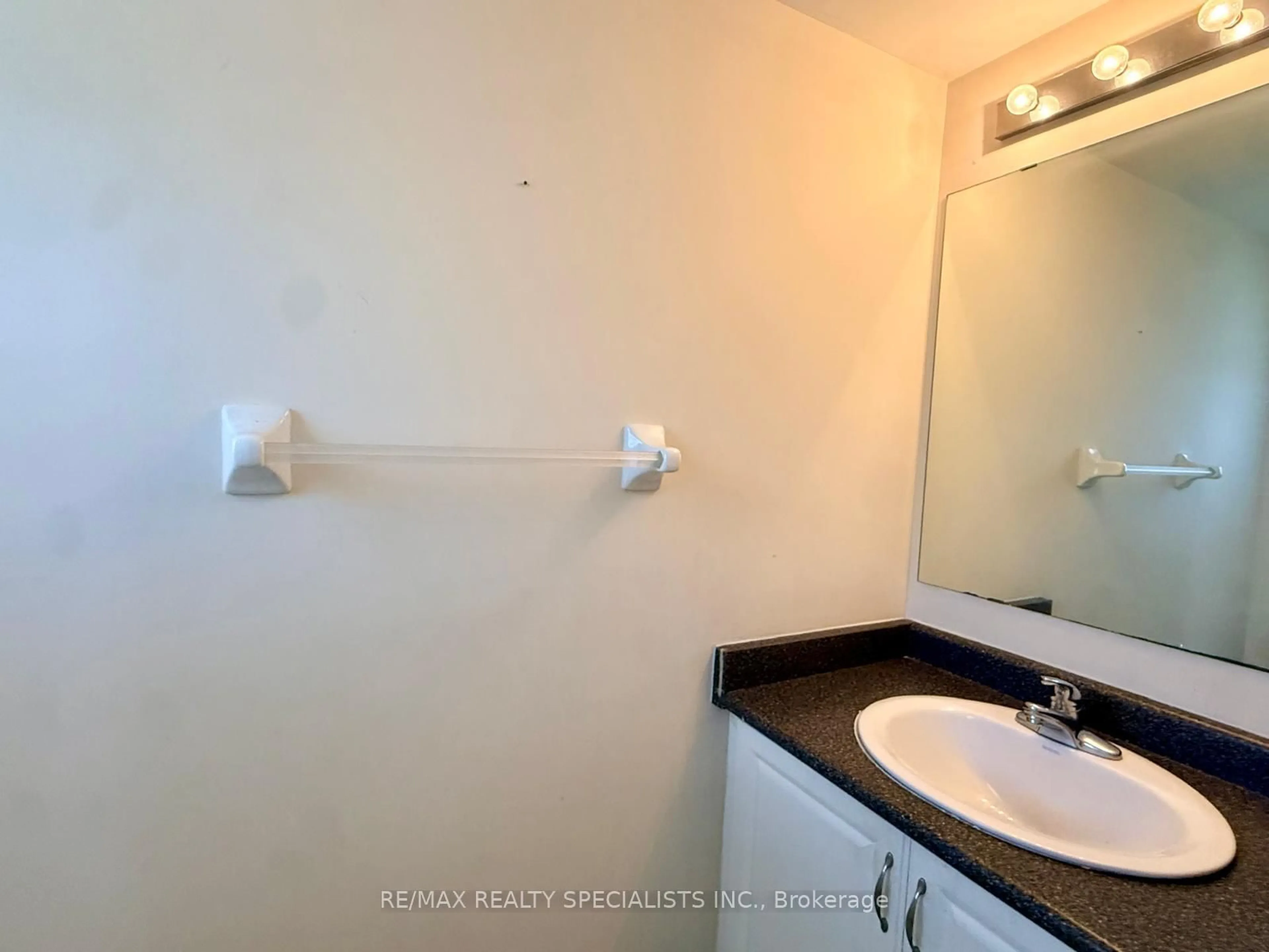 Standard bathroom, unknown for 525 NOVO STAR Dr #172, Mississauga Ontario L5W 1X8