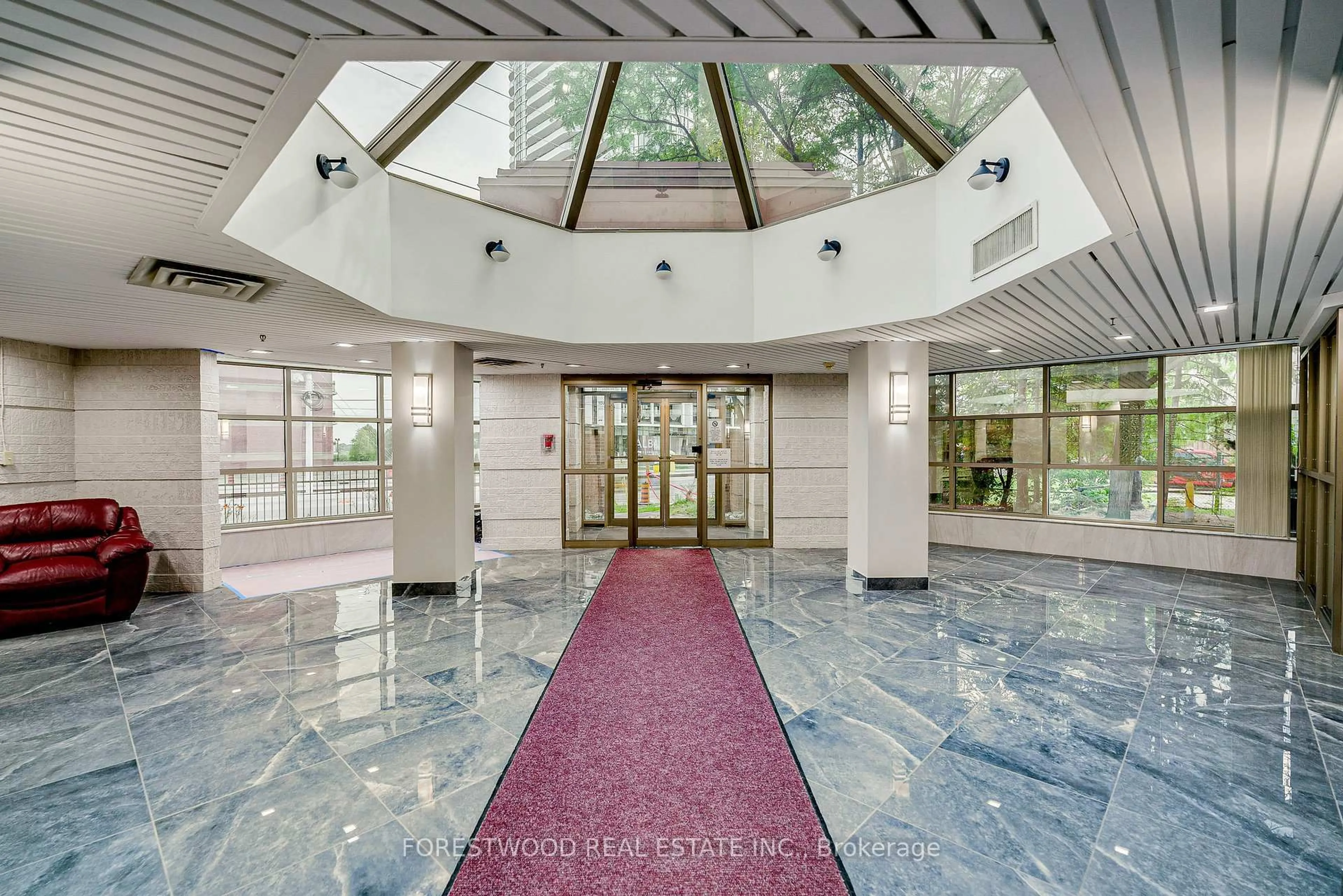 Indoor foyer for 25 Fairview Rd #UPH4, Mississauga Ontario L5B 3Y8