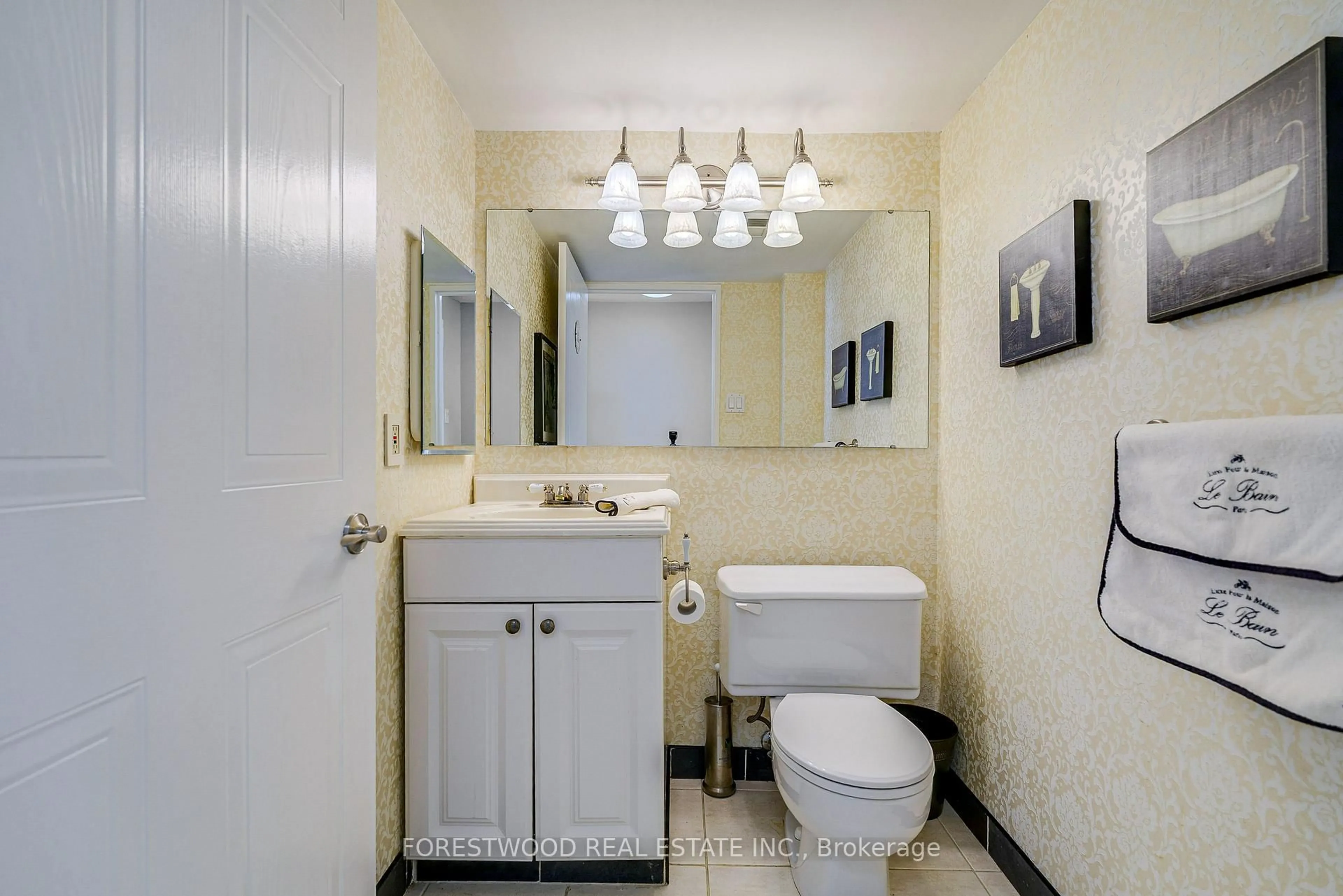 Standard bathroom, ceramic/tile floor for 25 Fairview Rd #UPH4, Mississauga Ontario L5B 3Y8