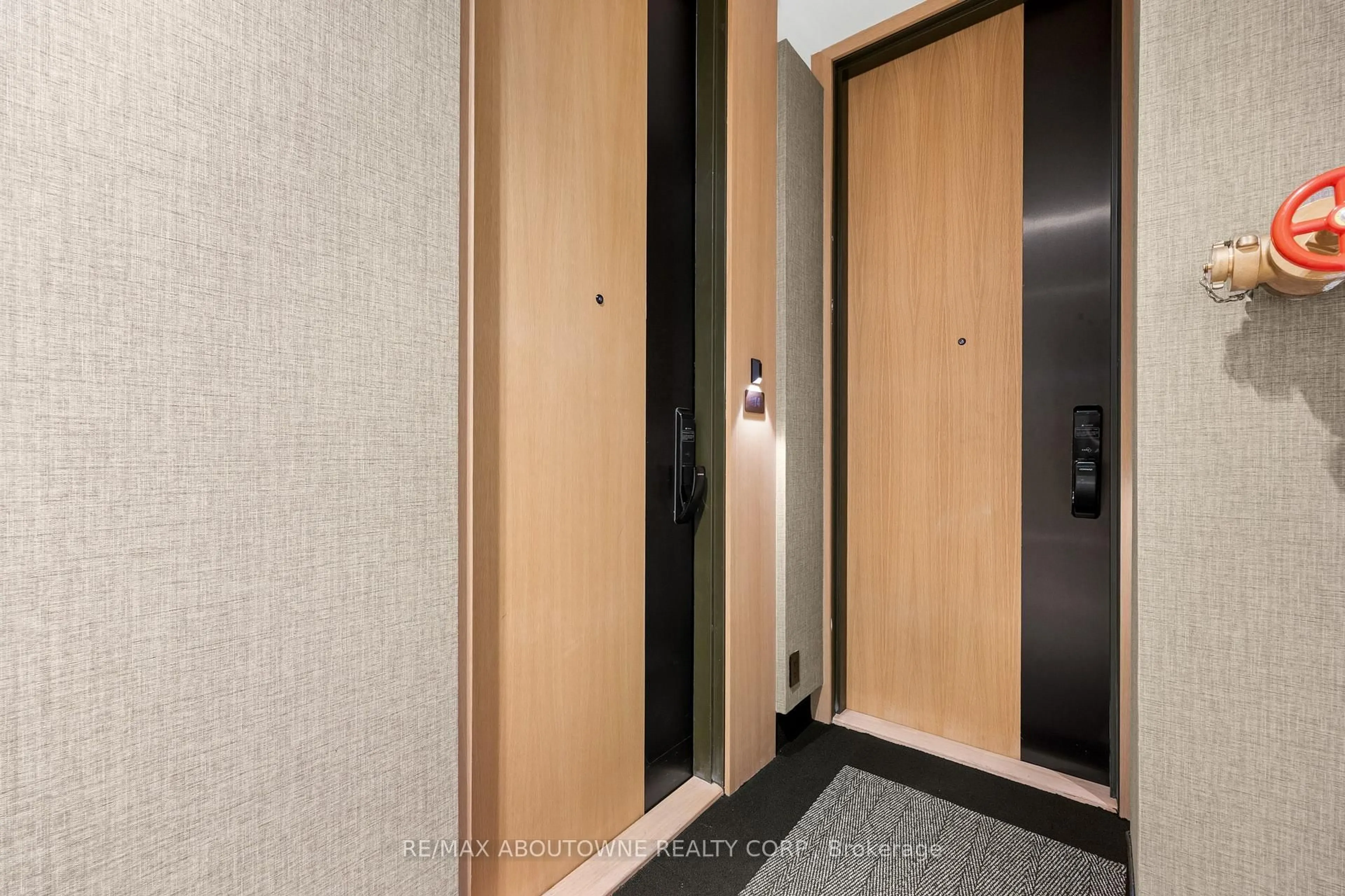 Indoor foyer for 123 Maurice Dr #214, Oakville Ontario L6K 2W6