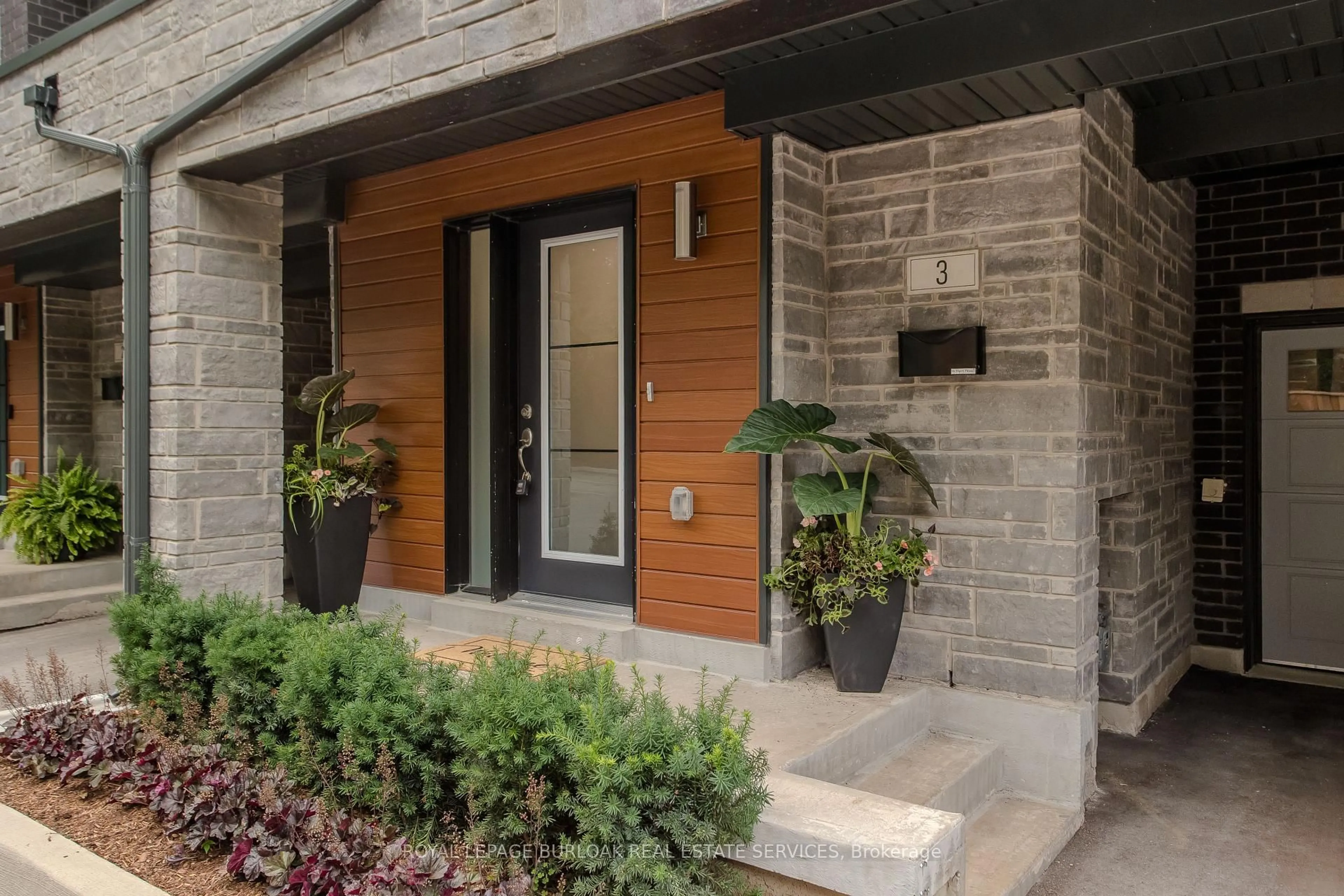 Indoor entryway for 2071 Ghent Ave #3, Burlington Ontario L7R 1Y4