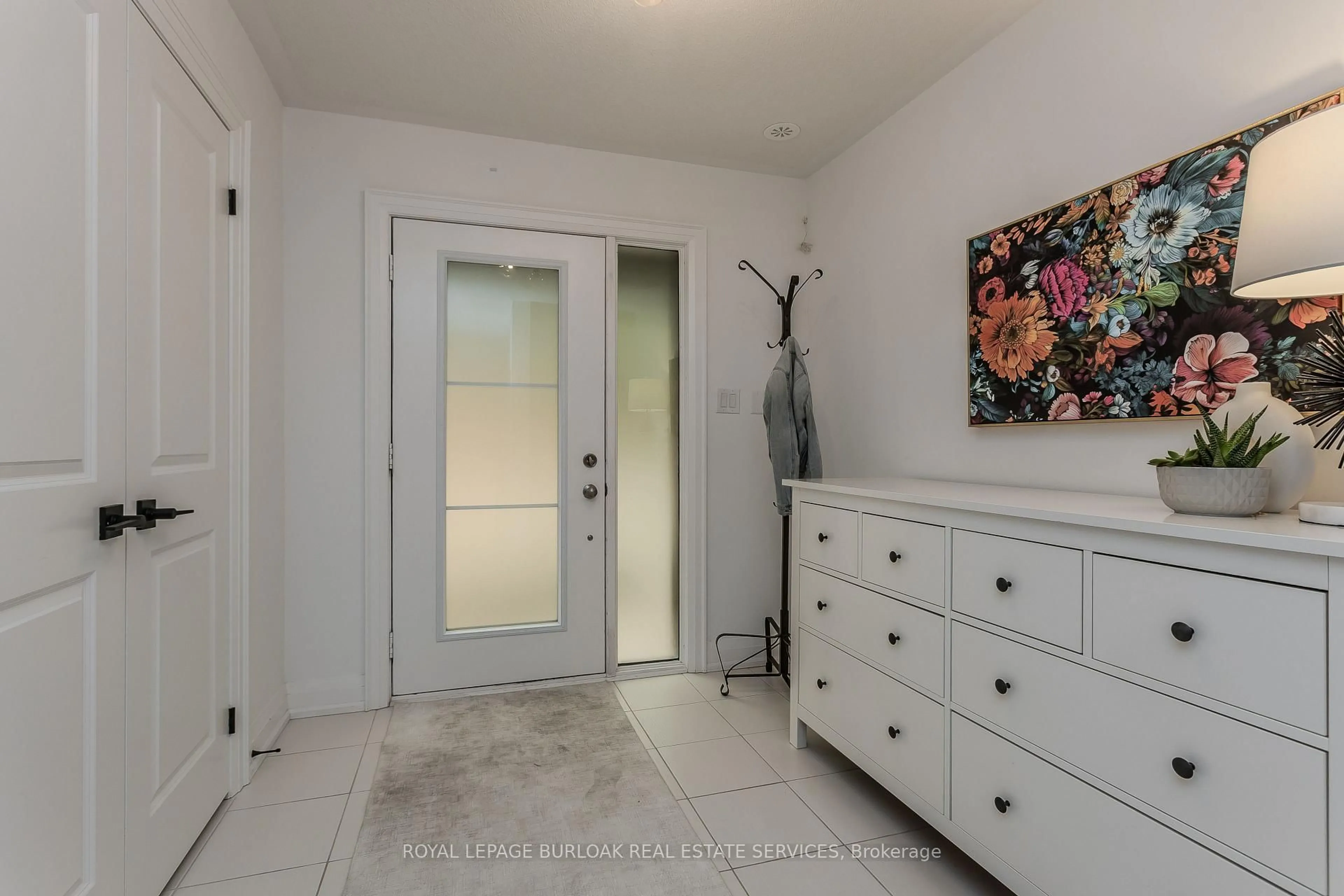 Indoor entryway for 2071 Ghent Ave #3, Burlington Ontario L7R 1Y4