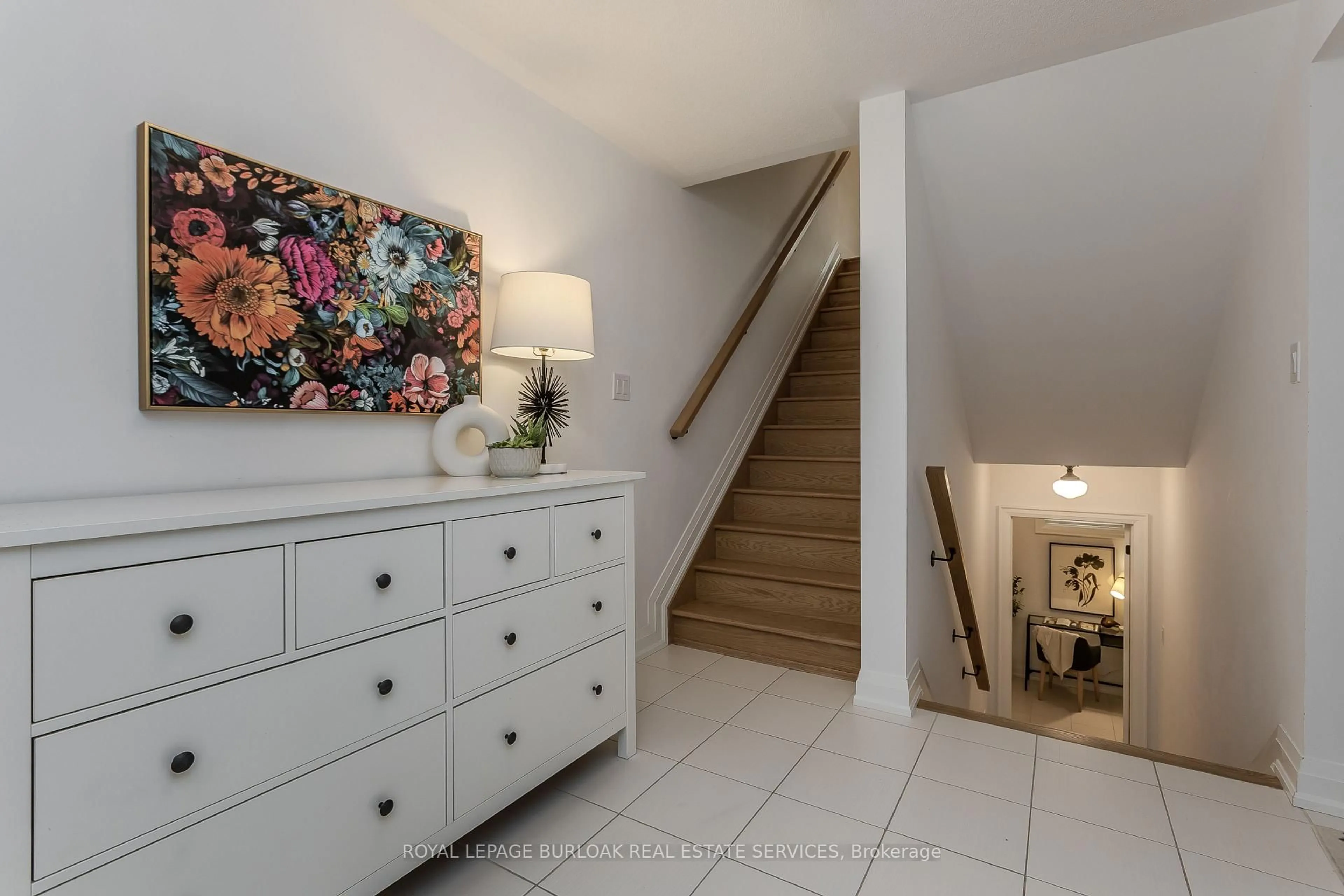 Indoor entryway for 2071 Ghent Ave #3, Burlington Ontario L7R 1Y4