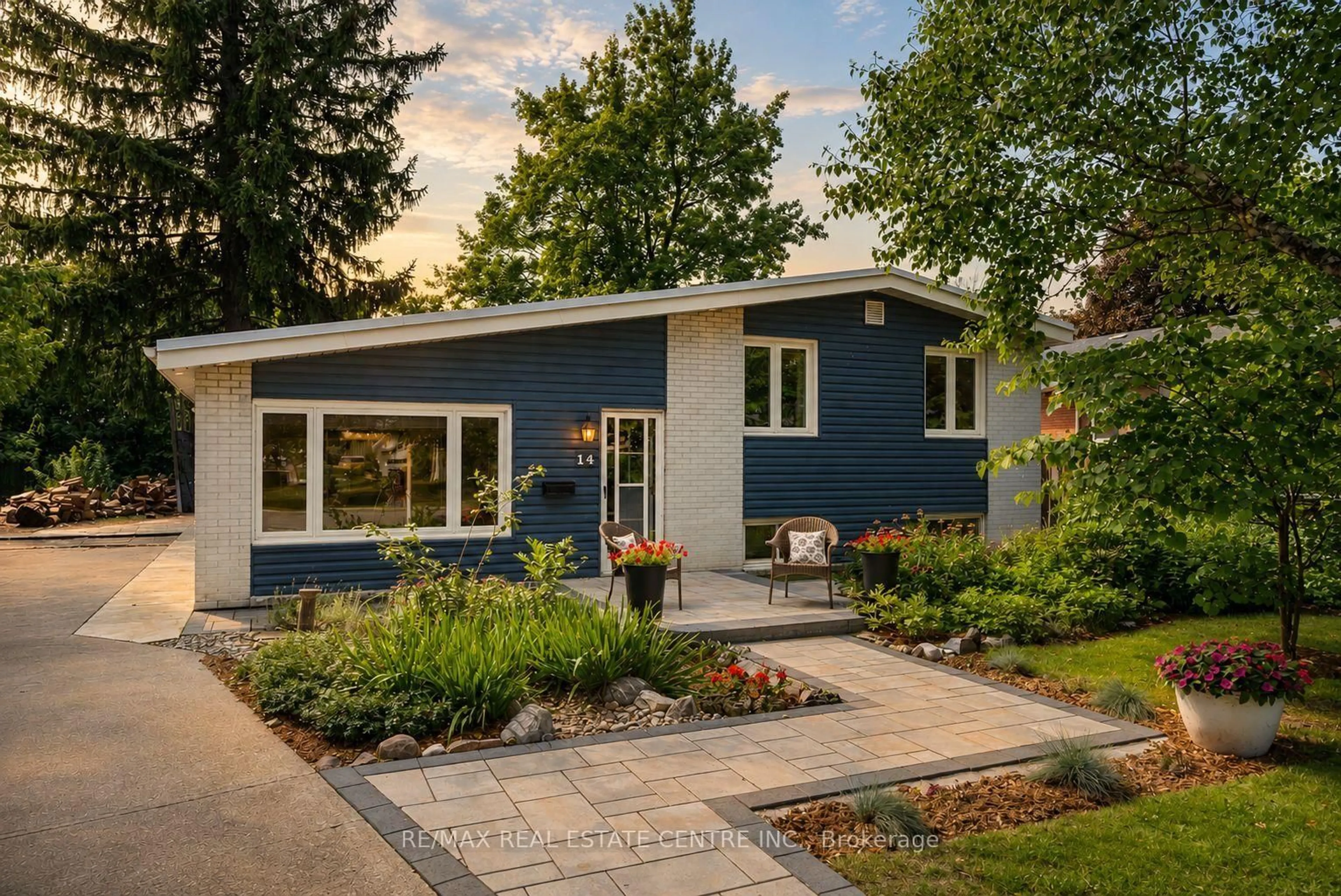 Home with vinyl exterior material, street for 14 Lawrence Cres, Brampton Ontario L6W 2P3