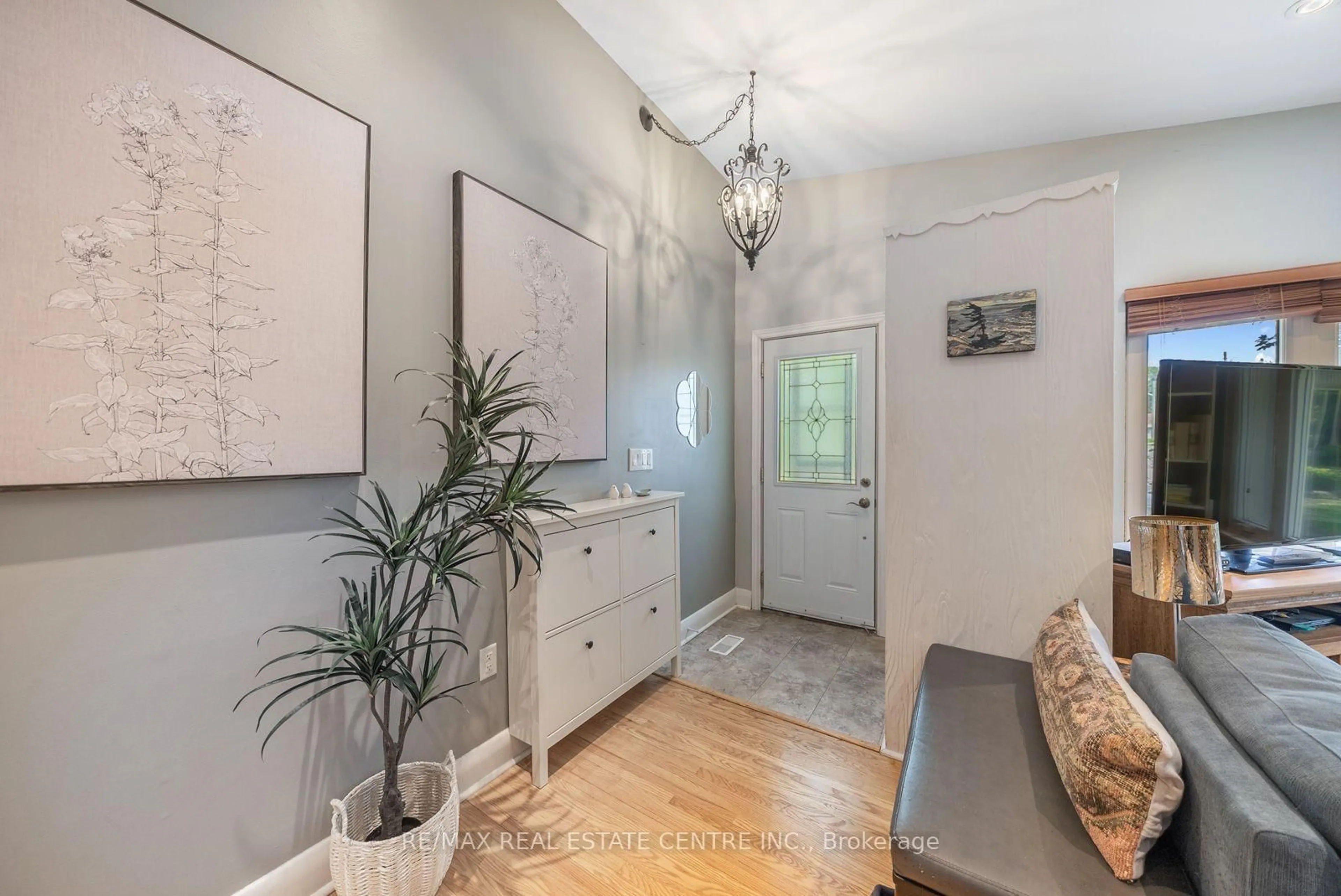 Indoor entryway for 14 Lawrence Cres, Brampton Ontario L6W 2P3