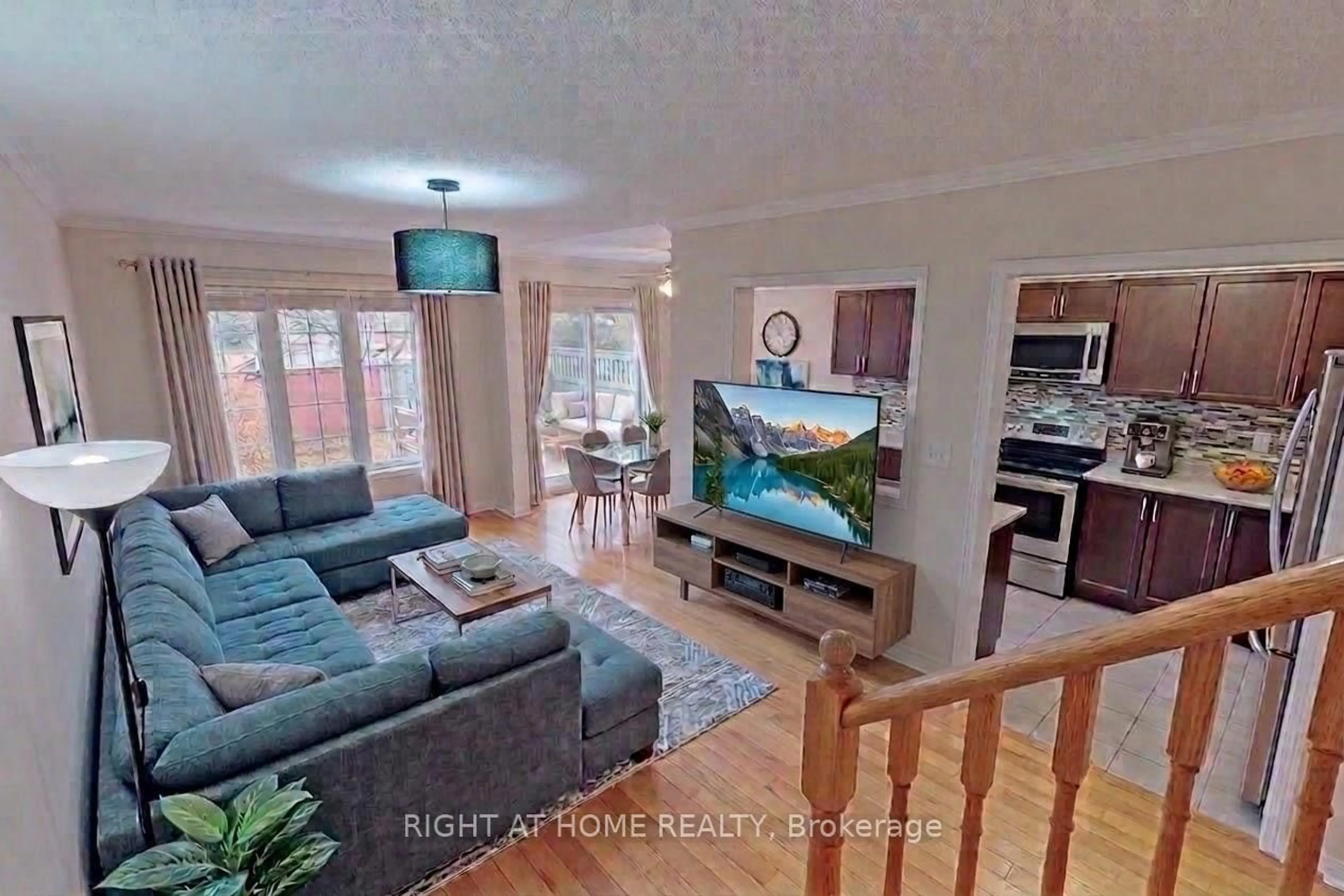 Living room with furniture, wood/laminate floor for 2665 Thomas St #34, Mississauga Ontario L5M 6G4