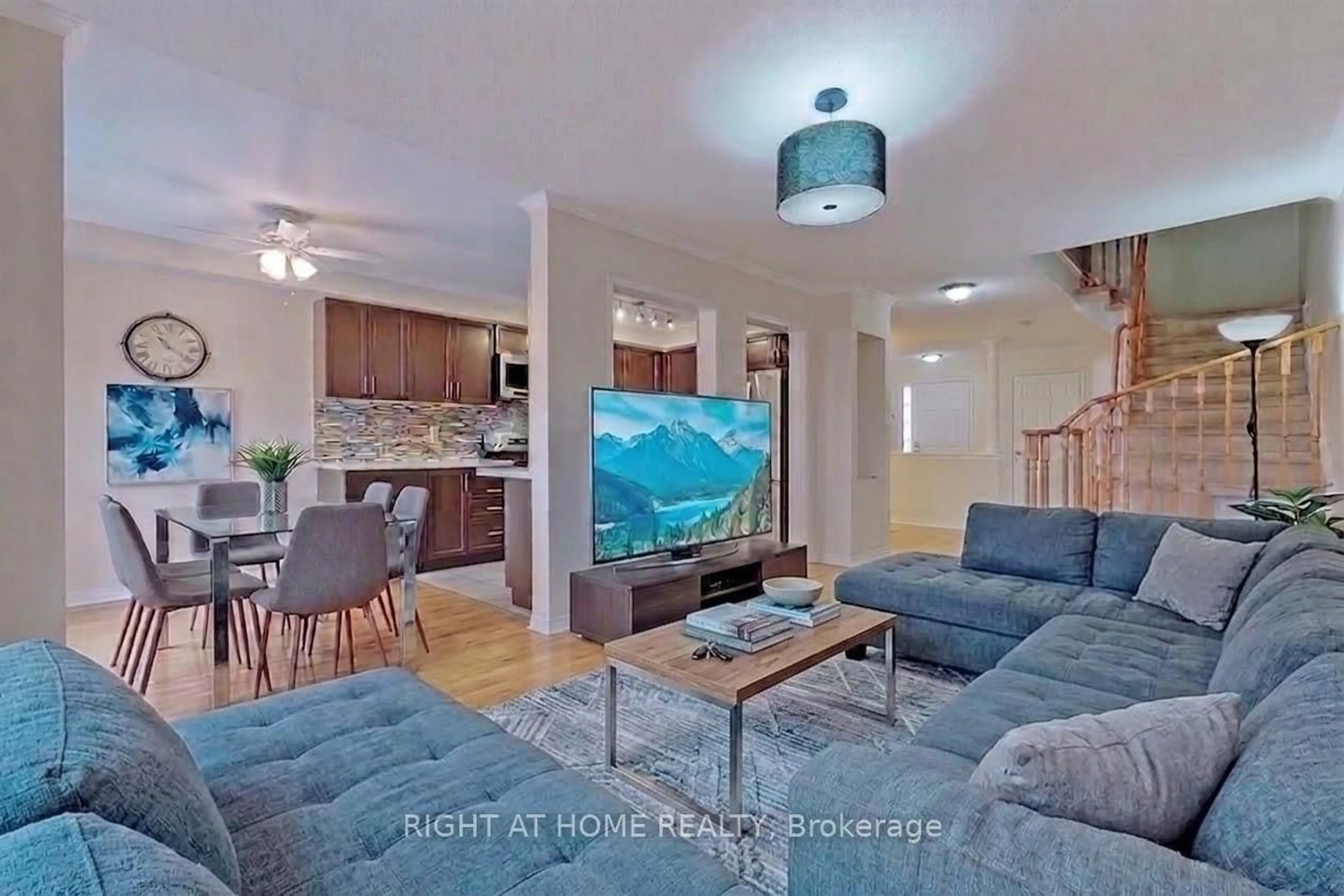 Living room with furniture, unknown for 2665 Thomas St #34, Mississauga Ontario L5M 6G4
