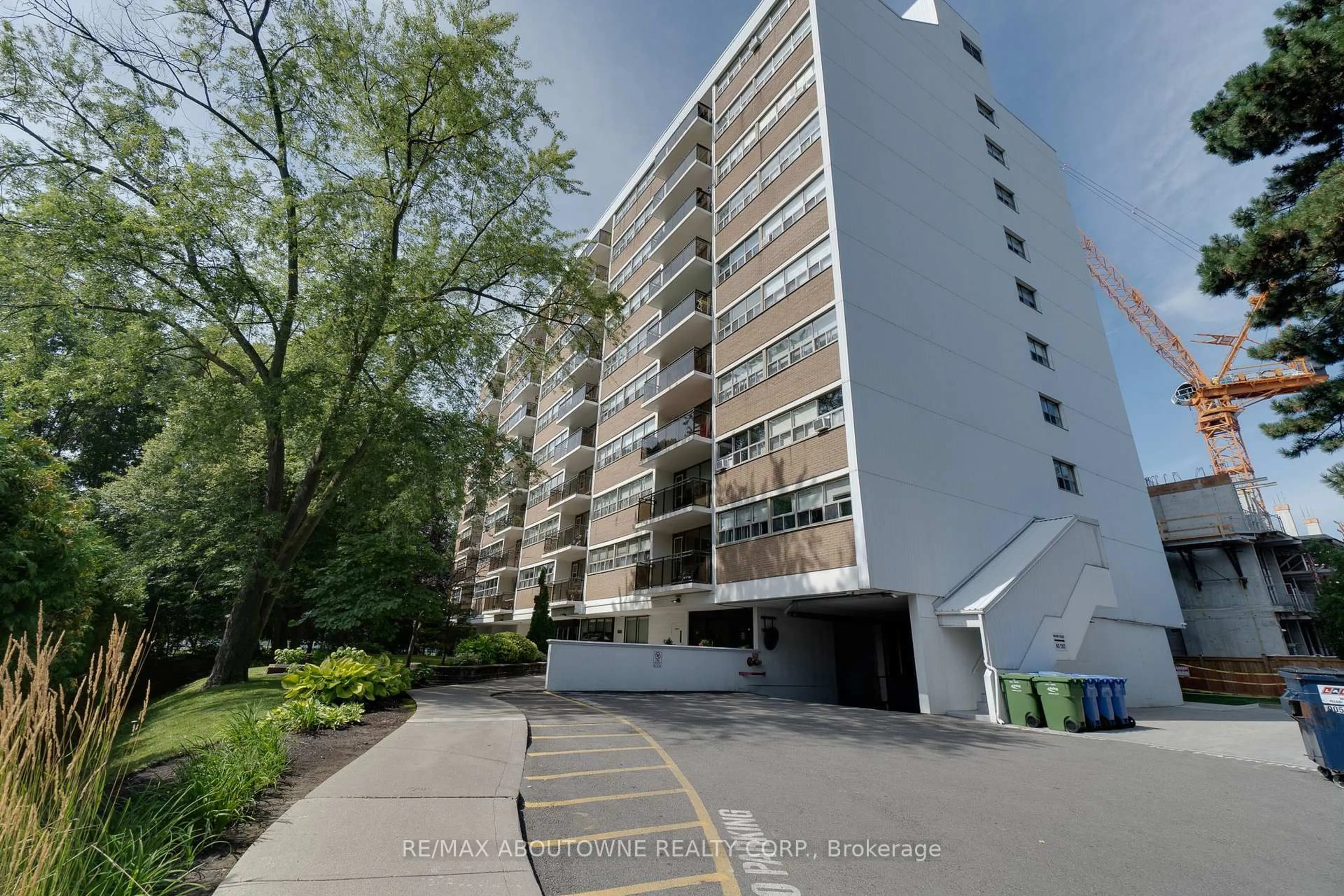 A pic from outside/outdoor area/front of a property/back of a property/a pic from drone, building for 212 Kerr St #507, Oakville Ontario L6K 3B1