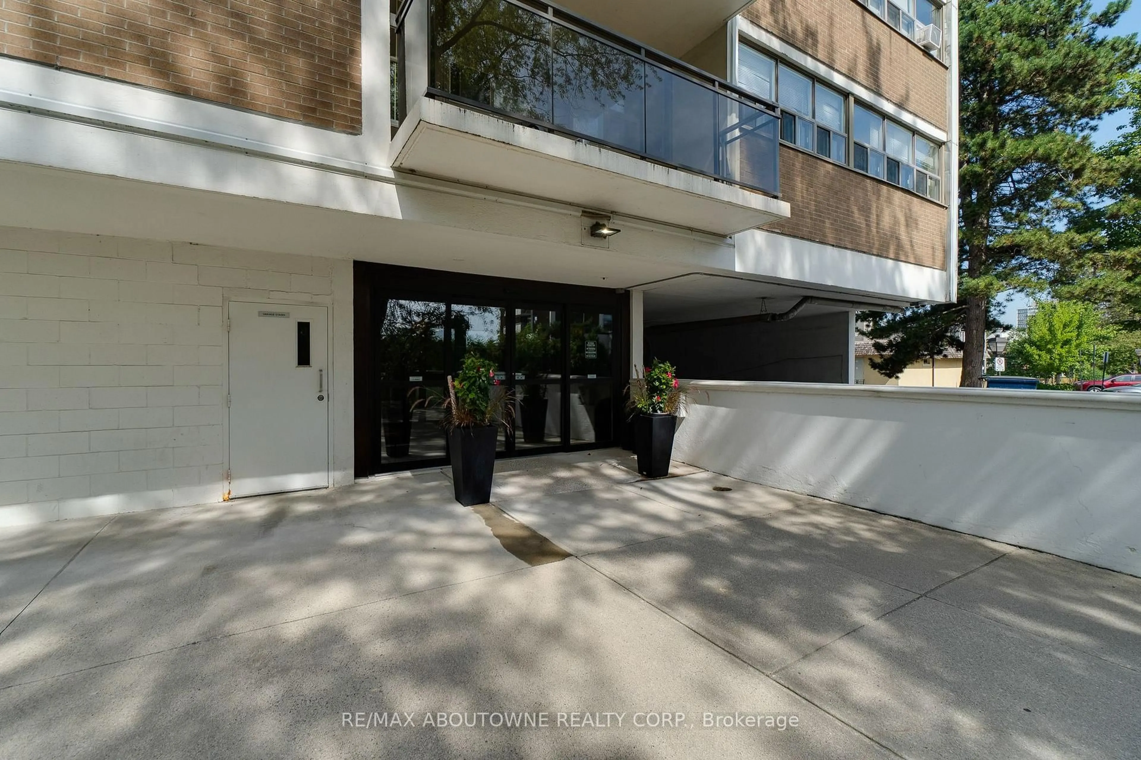 Indoor foyer for 212 Kerr St #507, Oakville Ontario L6K 3B1