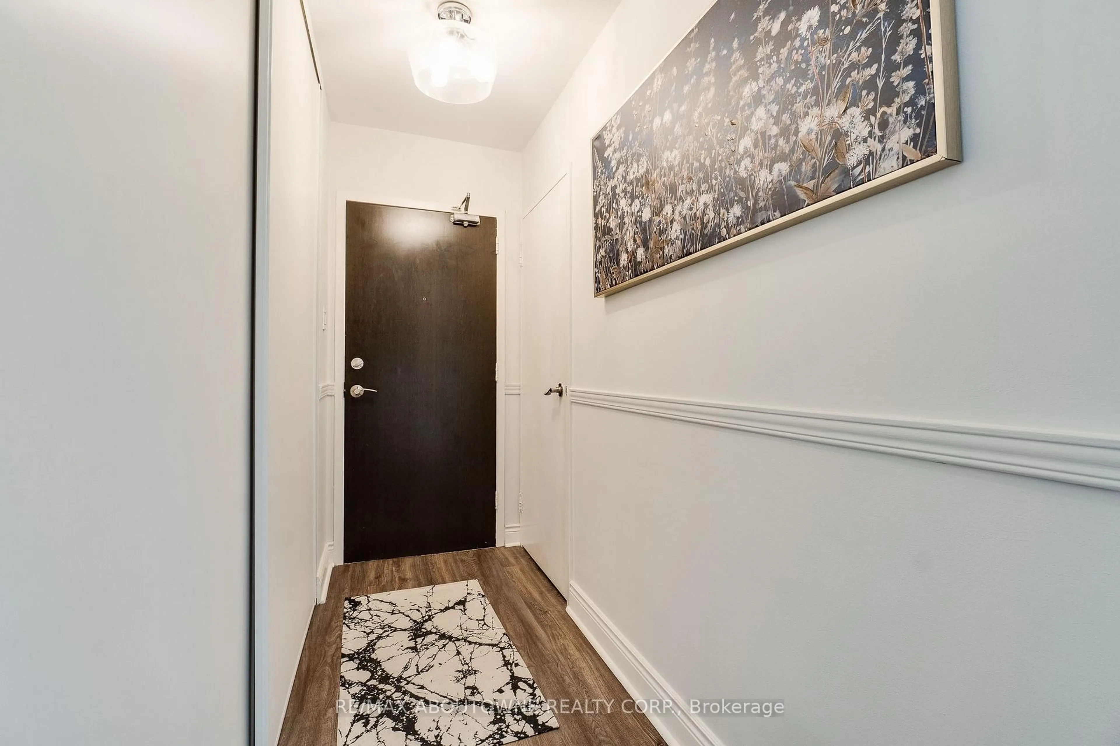 Indoor entryway for 212 Kerr St #507, Oakville Ontario L6K 3B1
