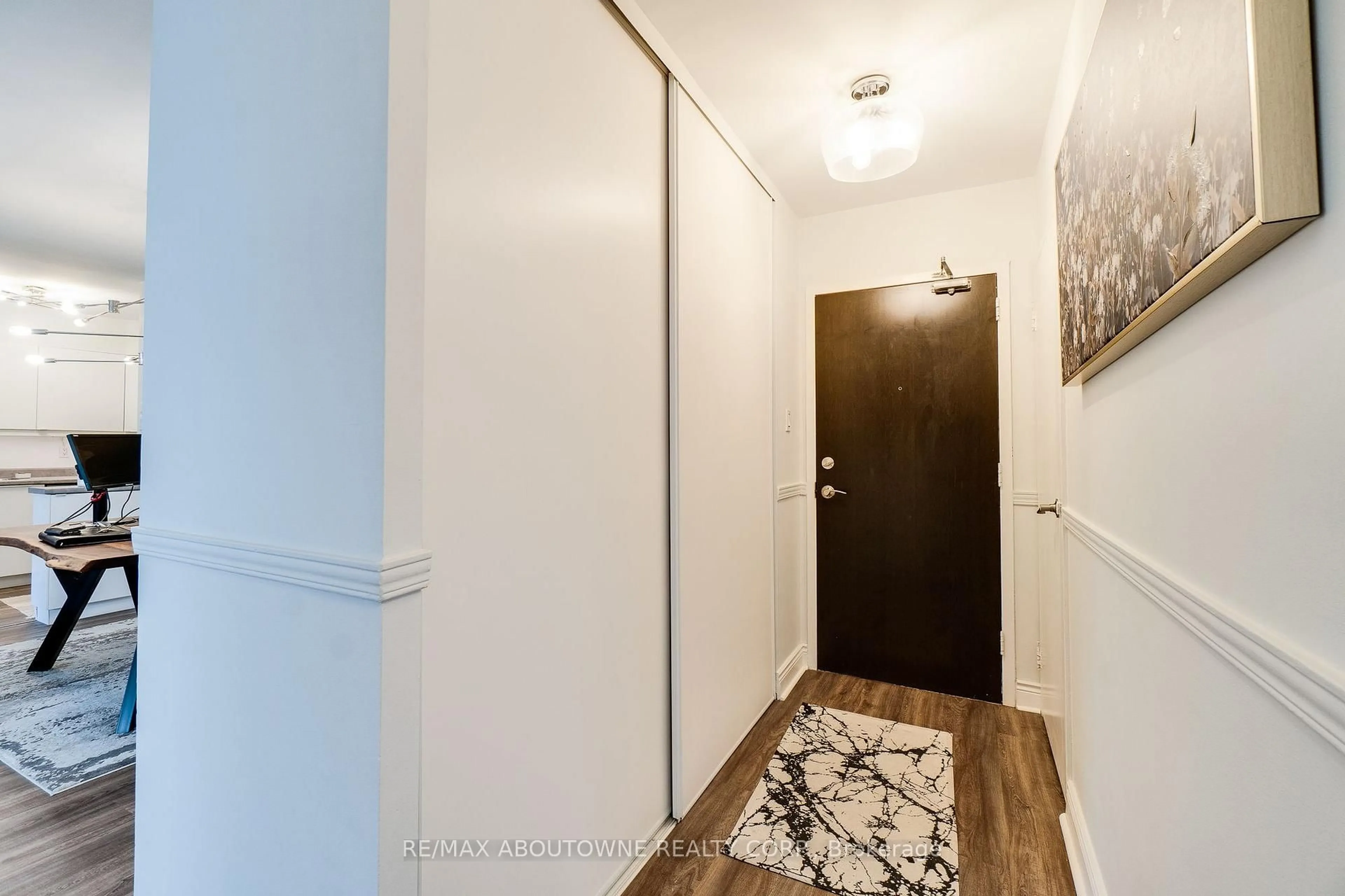 Indoor entryway for 212 Kerr St #507, Oakville Ontario L6K 3B1
