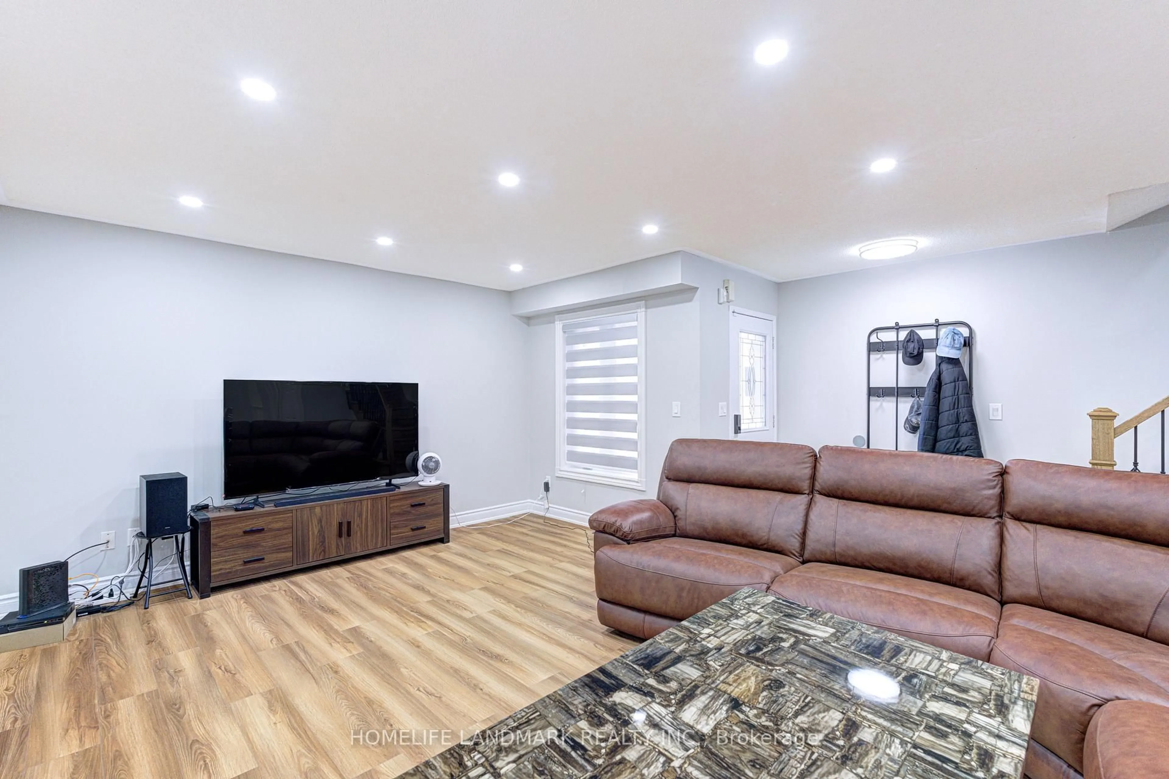Living room with furniture, unknown for 1192 Prestonwood Cres, Mississauga Ontario L5V 2V3