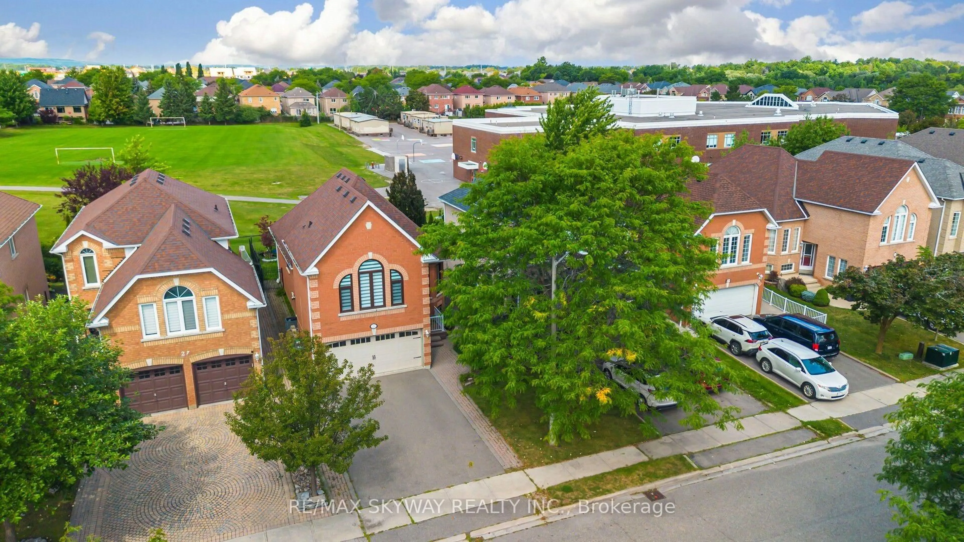 A pic from outside/outdoor area/front of a property/back of a property/a pic from drone, street for 25 Woodcreek Dr, Brampton Ontario L6Z 4V5