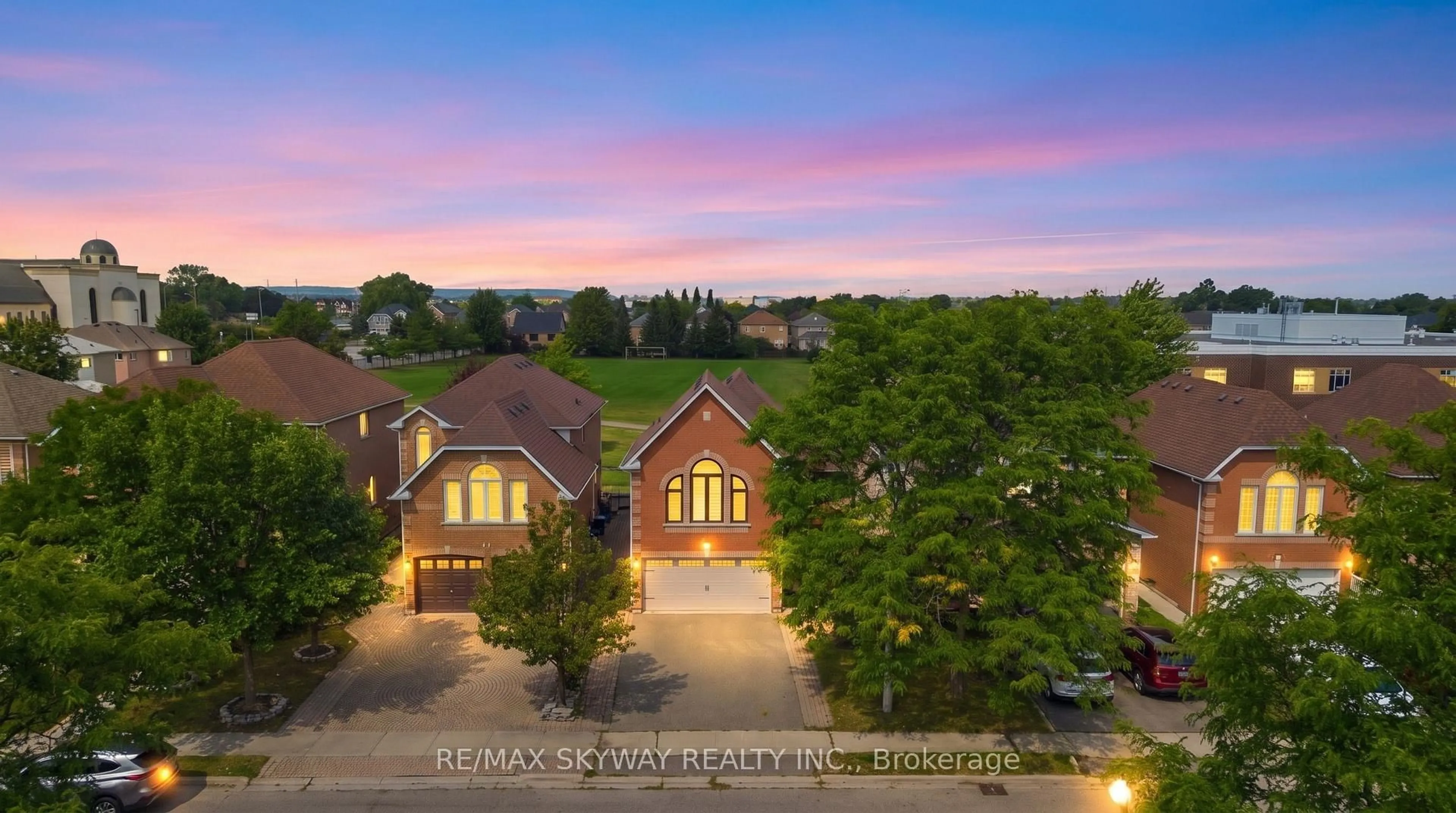 A pic from outside/outdoor area/front of a property/back of a property/a pic from drone, street for 25 Woodcreek Dr, Brampton Ontario L6Z 4V5