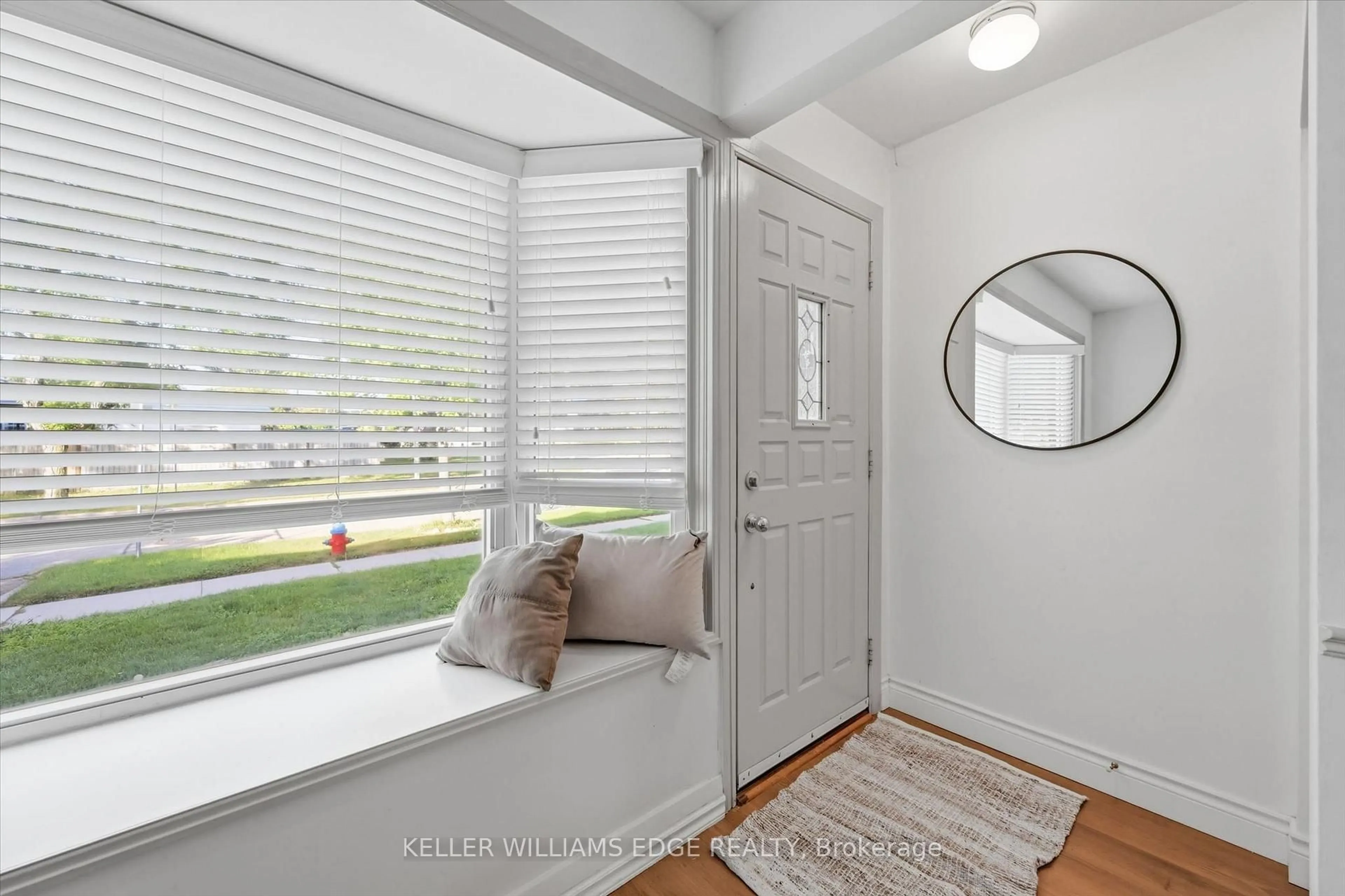 Indoor entryway for 2367 Maryvale Crt, Burlington Ontario L7P 2P1