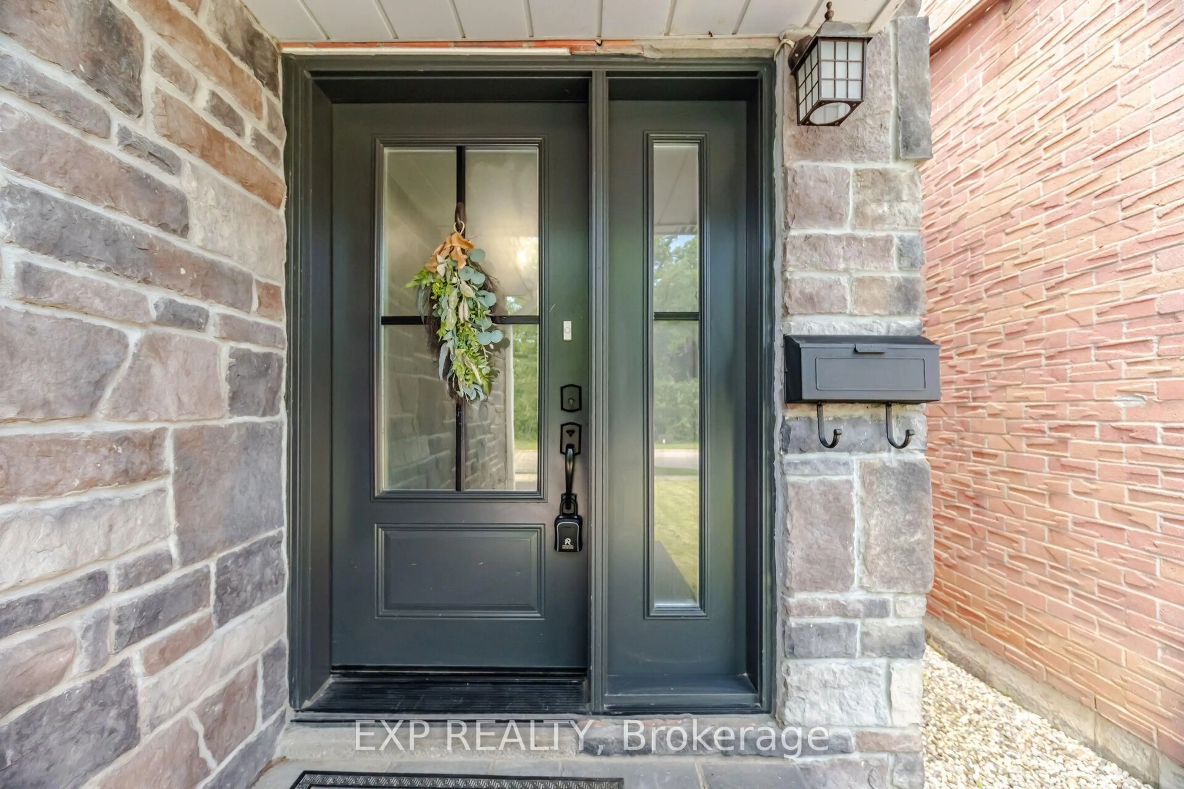 Indoor entryway for 14 Royal Palm Dr, Brampton Ontario L6Z 1P5