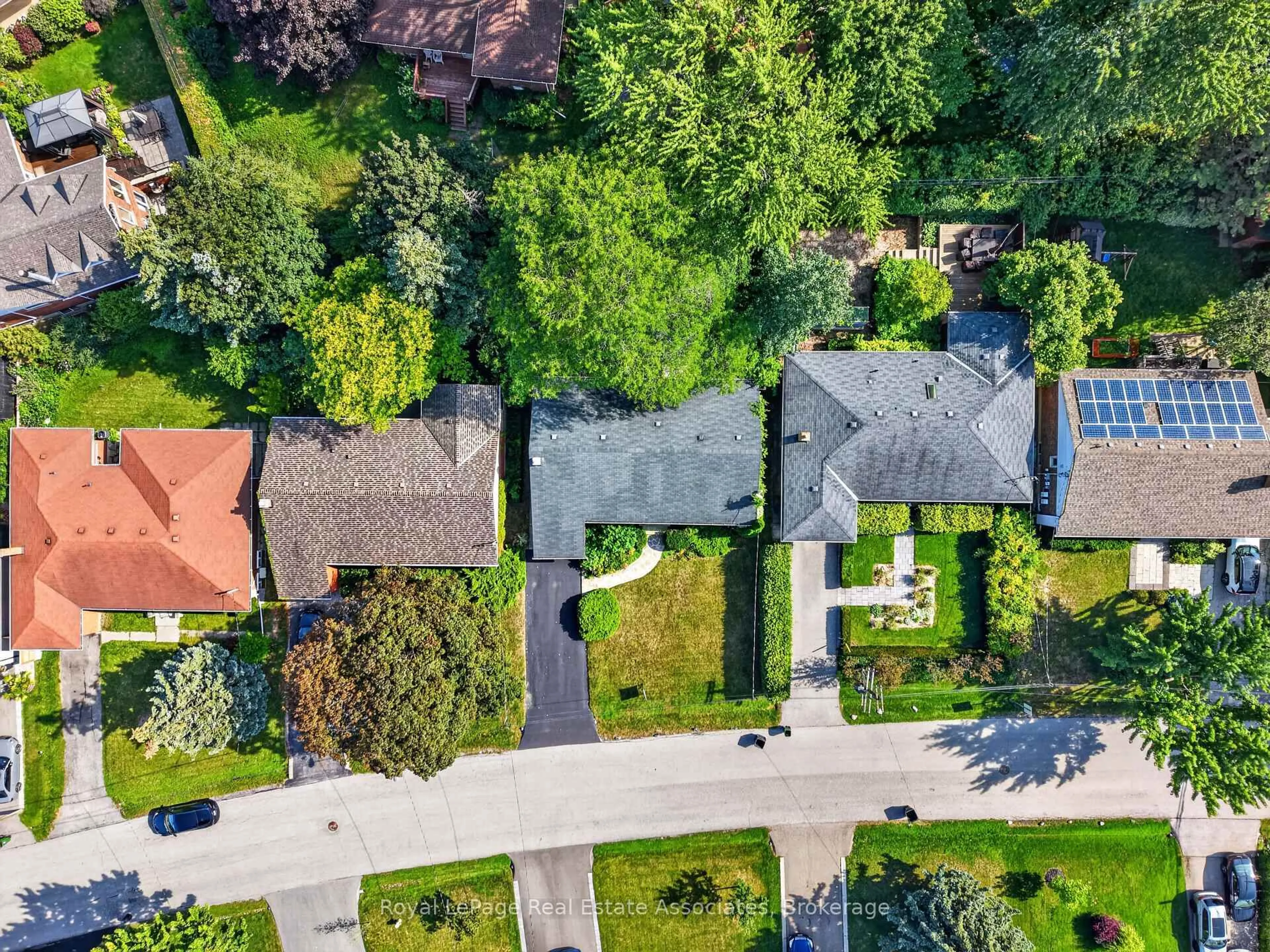 A pic from outside/outdoor area/front of a property/back of a property/a pic from drone, street for 7 Greening Cres, Toronto Ontario M9A 1N9