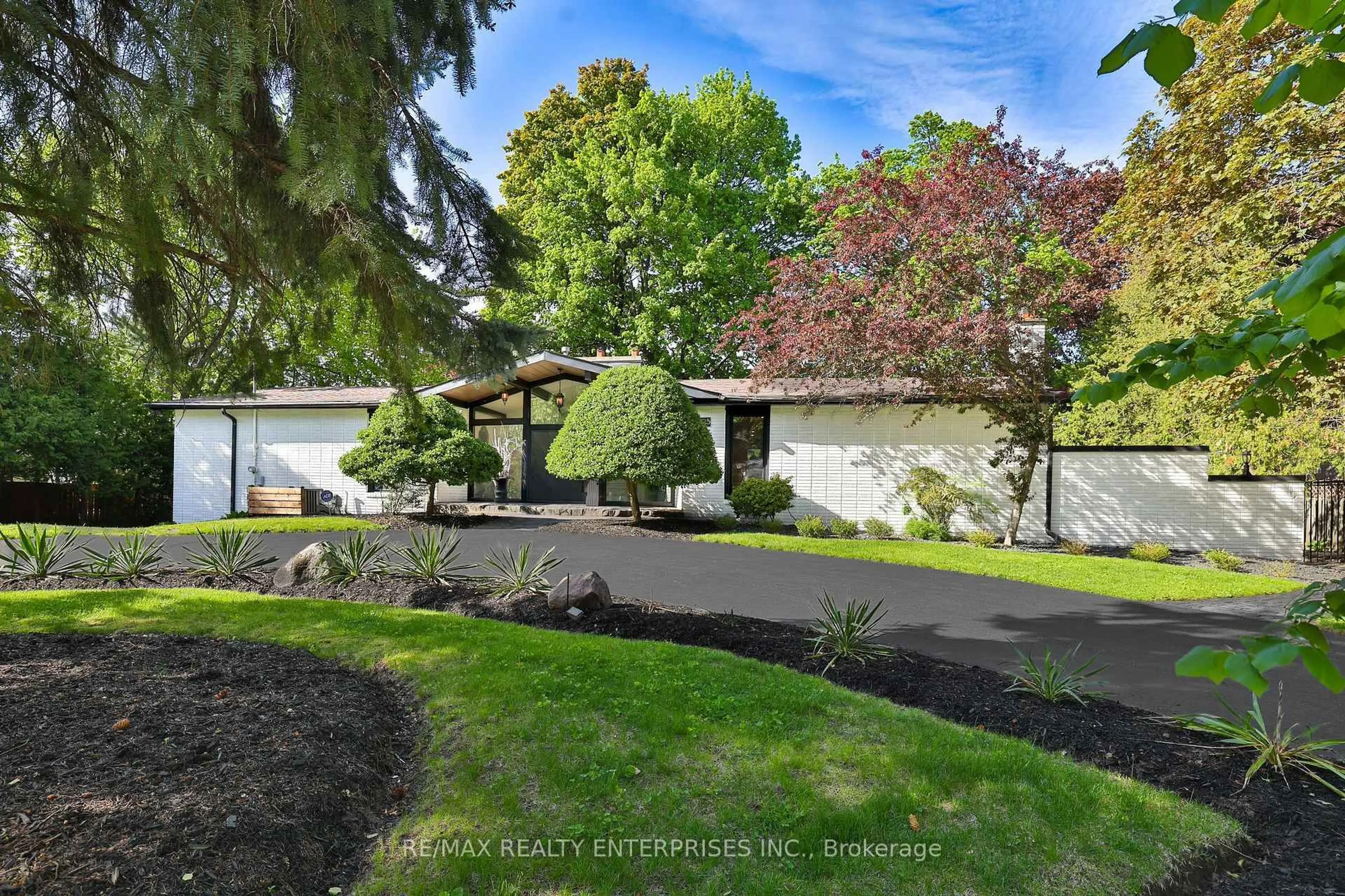 A pic from outside/outdoor area/front of a property/back of a property/a pic from drone, street for 625 Sir Richards Rd, Mississauga Ontario L5C 1A3