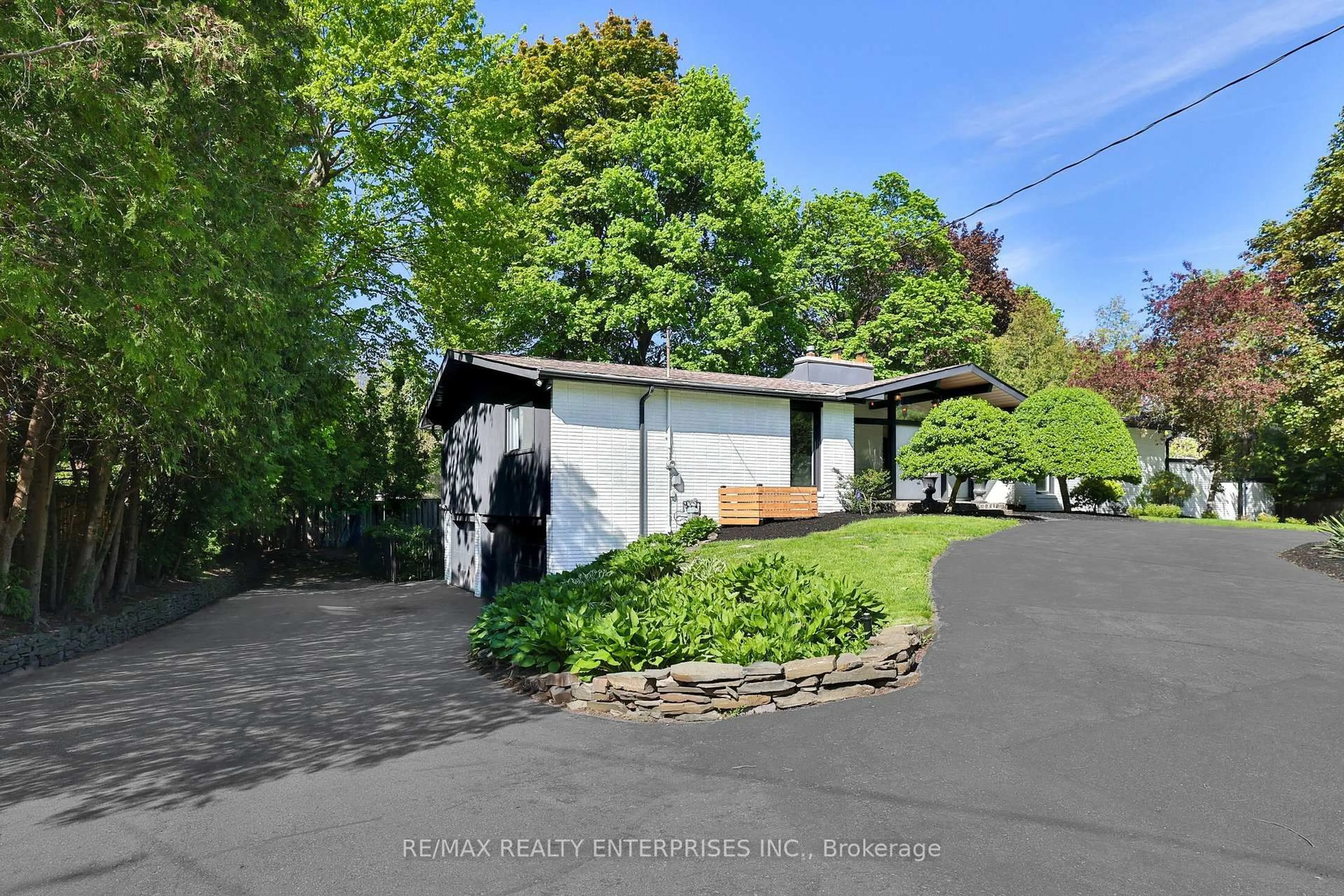 A pic from outside/outdoor area/front of a property/back of a property/a pic from drone, street for 625 Sir Richards Rd, Mississauga Ontario L5C 1A3