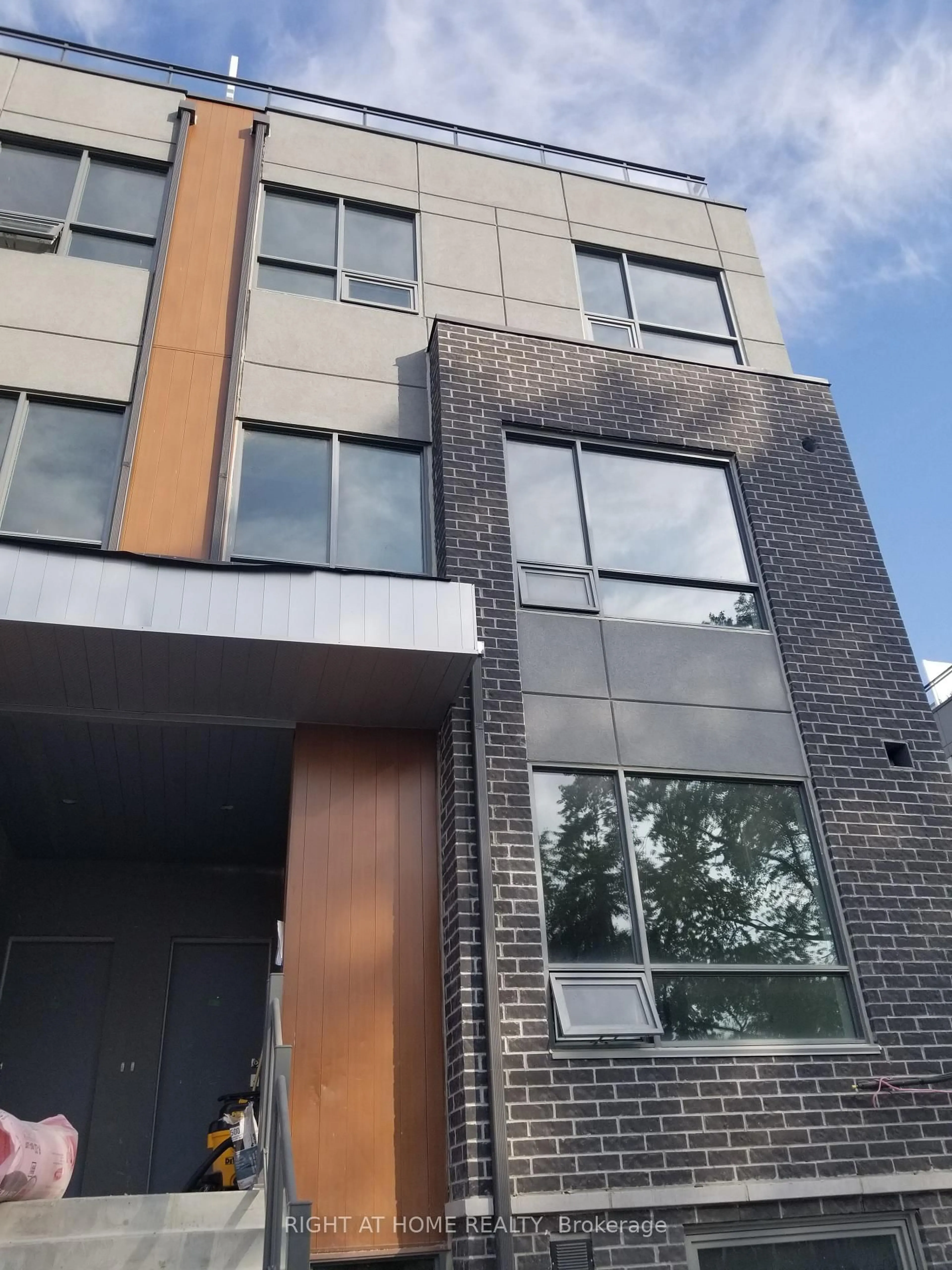 Home with brick exterior material, building for 650 Atwater Ave #3, Mississauga Ontario L5G 0B6