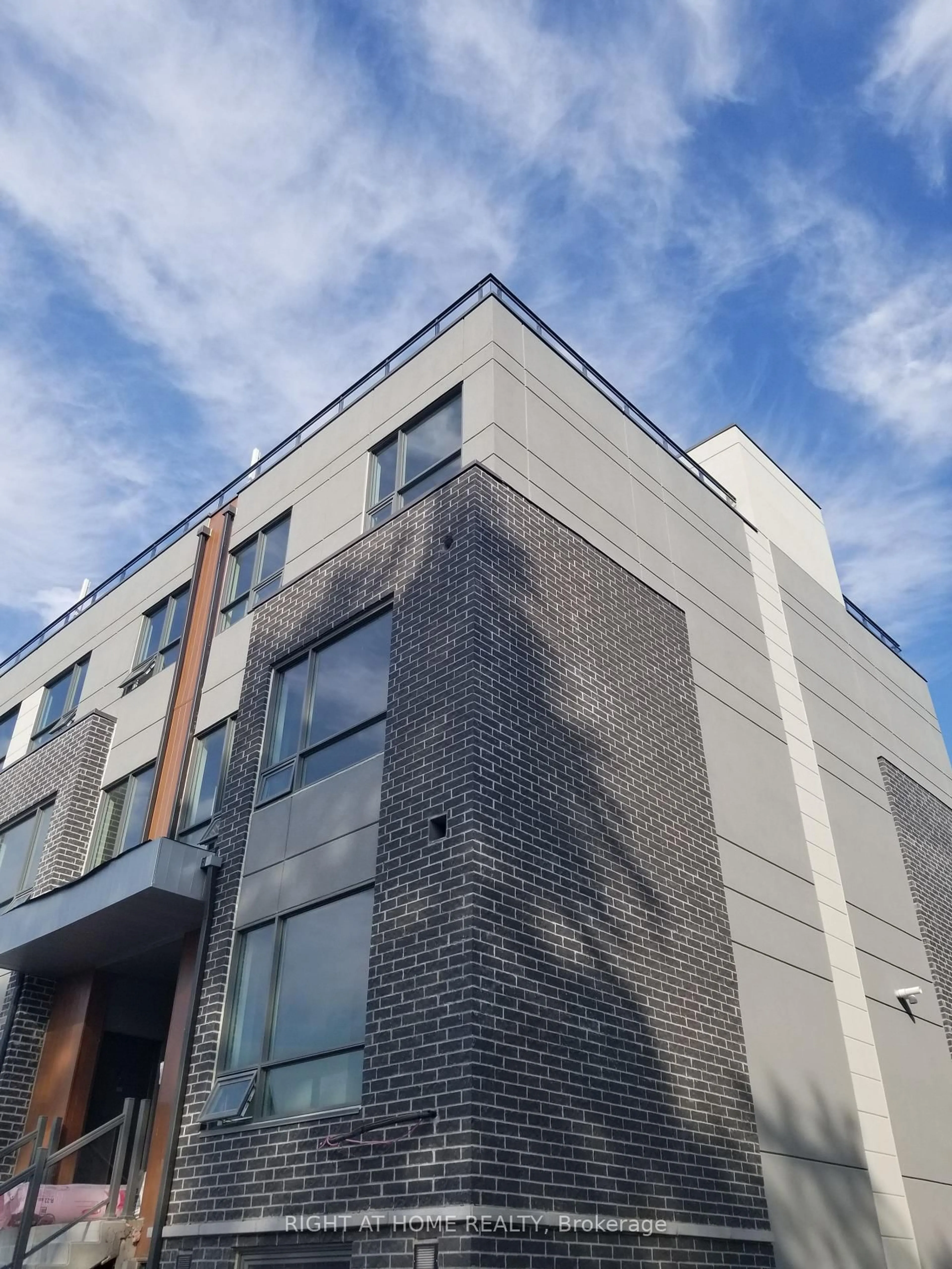 Home with brick exterior material, building for 650 Atwater Ave #3, Mississauga Ontario L5G 0B6