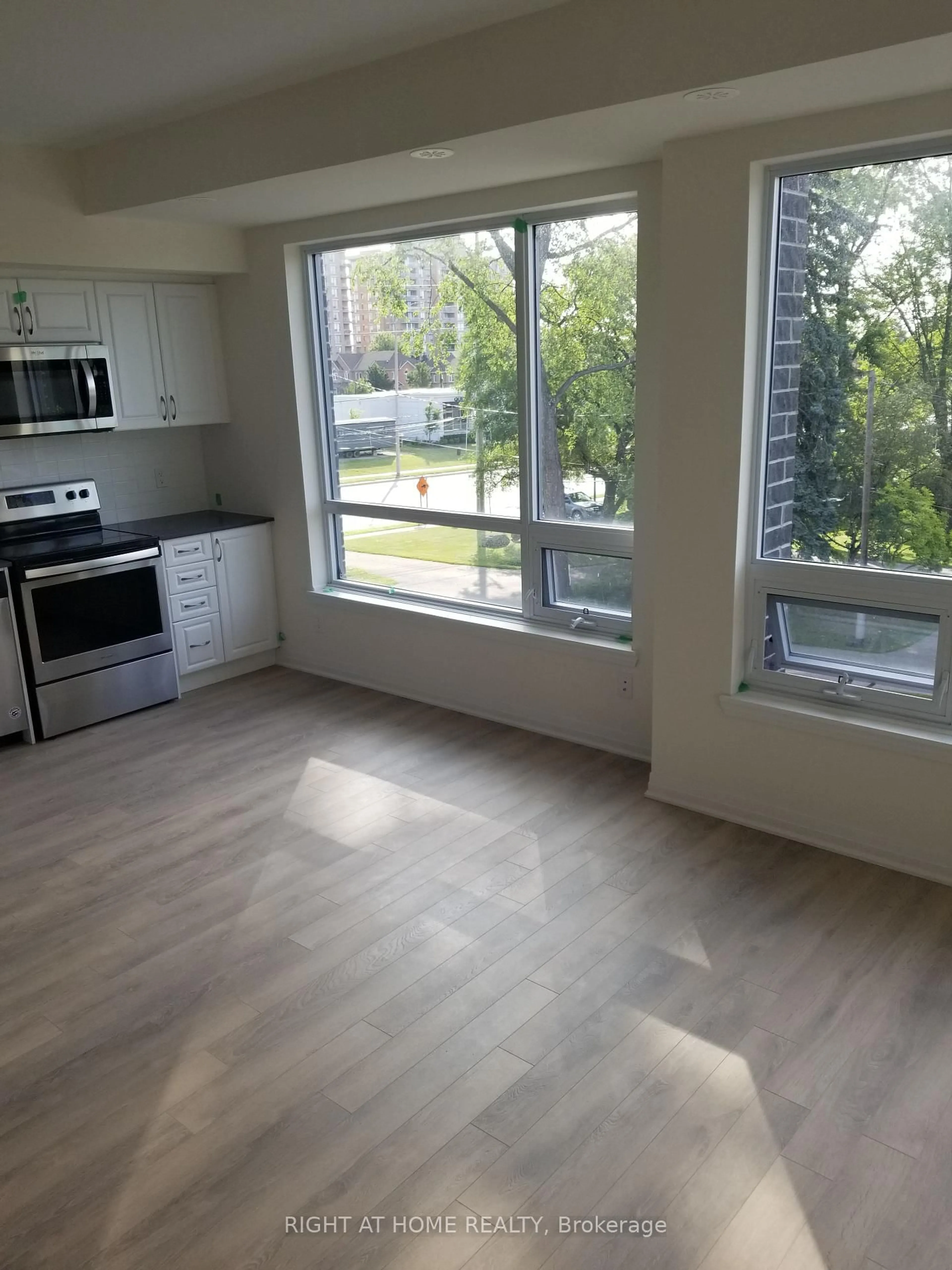 A pic of a room for 650 Atwater Ave #3, Mississauga Ontario L5G 0B6