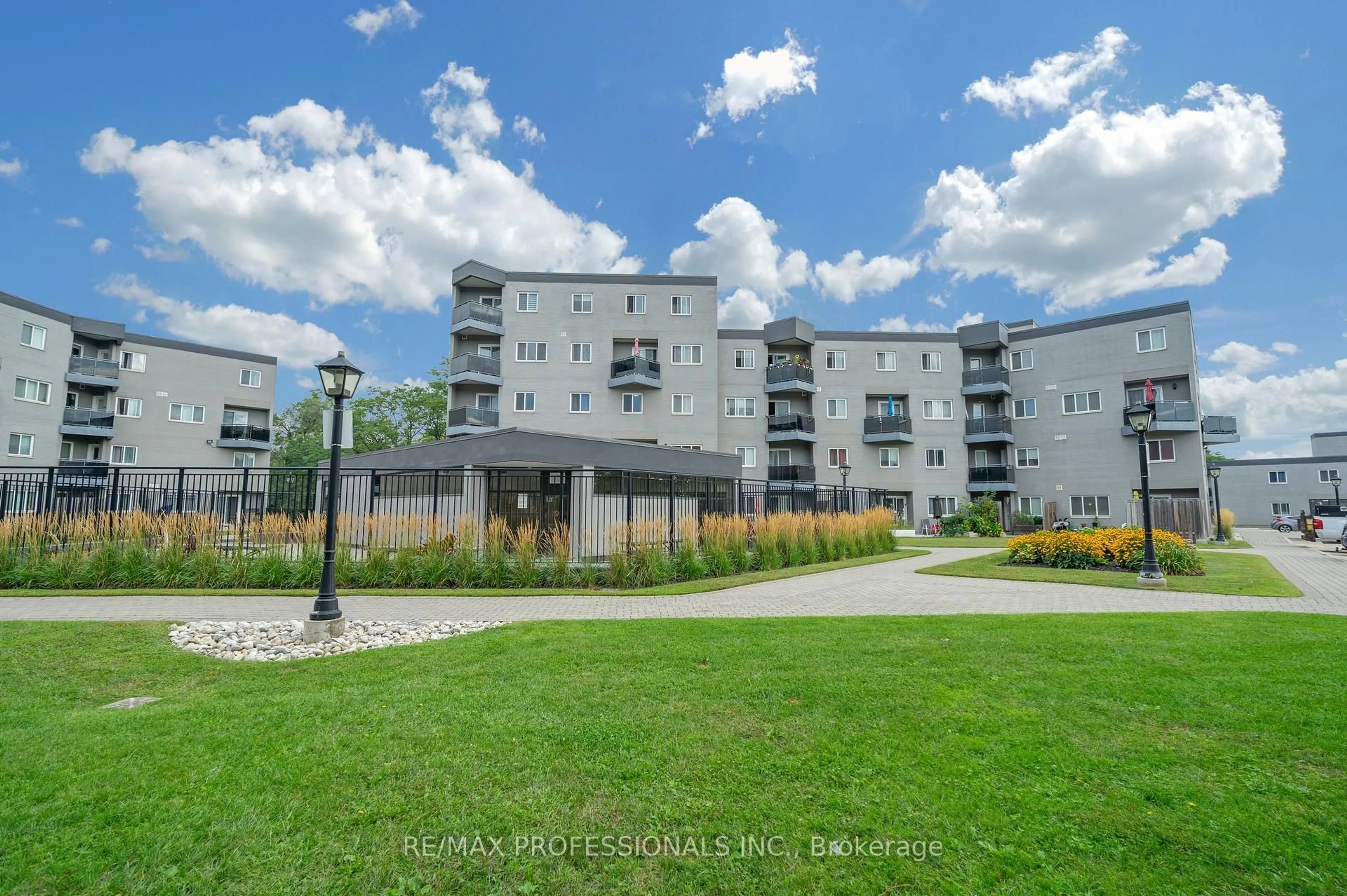 Patio, unknown for 2001 Bonnymede Dr #116, Mississauga Ontario L5J 4H8