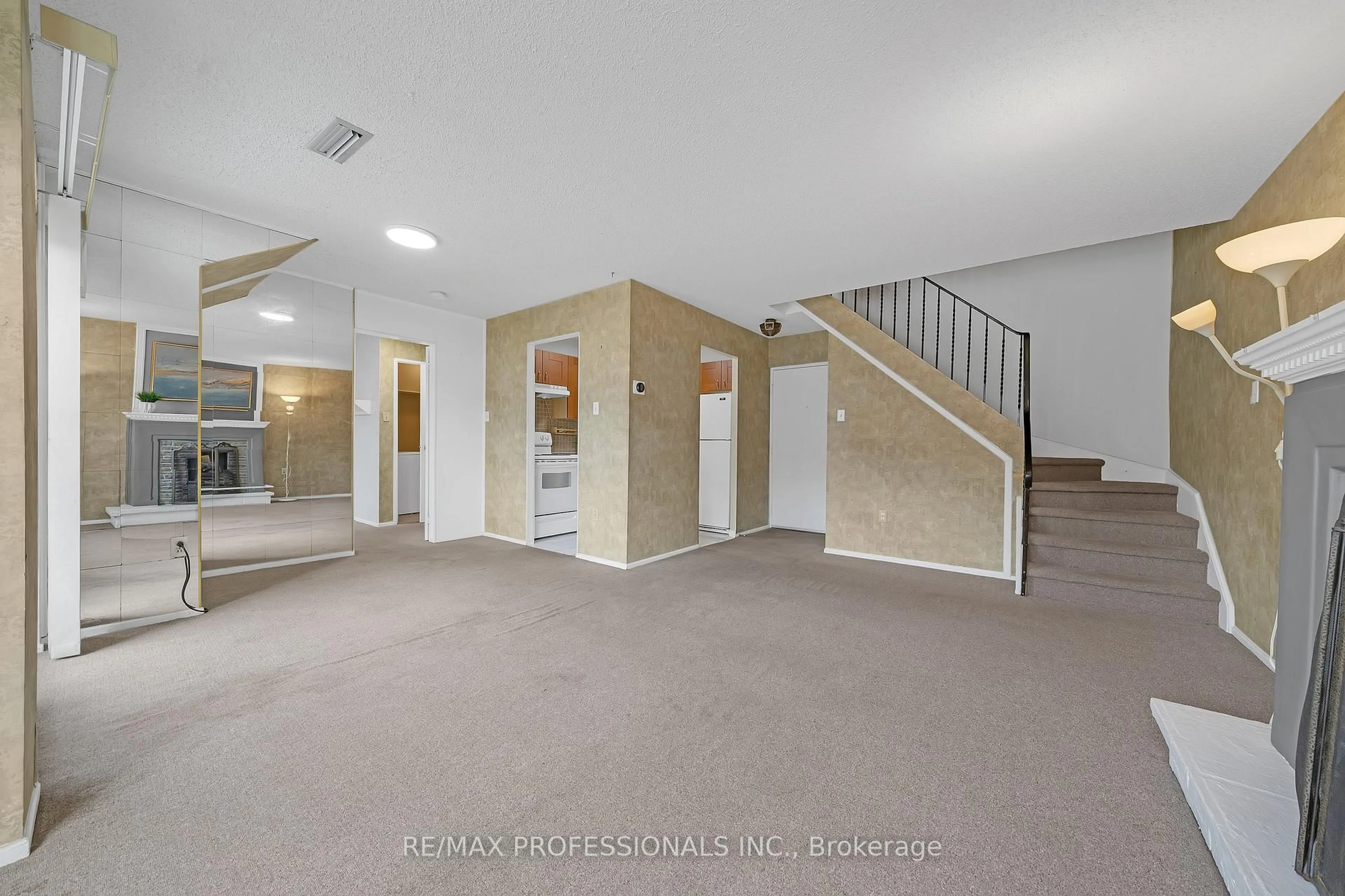 Indoor foyer for 2001 Bonnymede Dr #116, Mississauga Ontario L5J 4H8