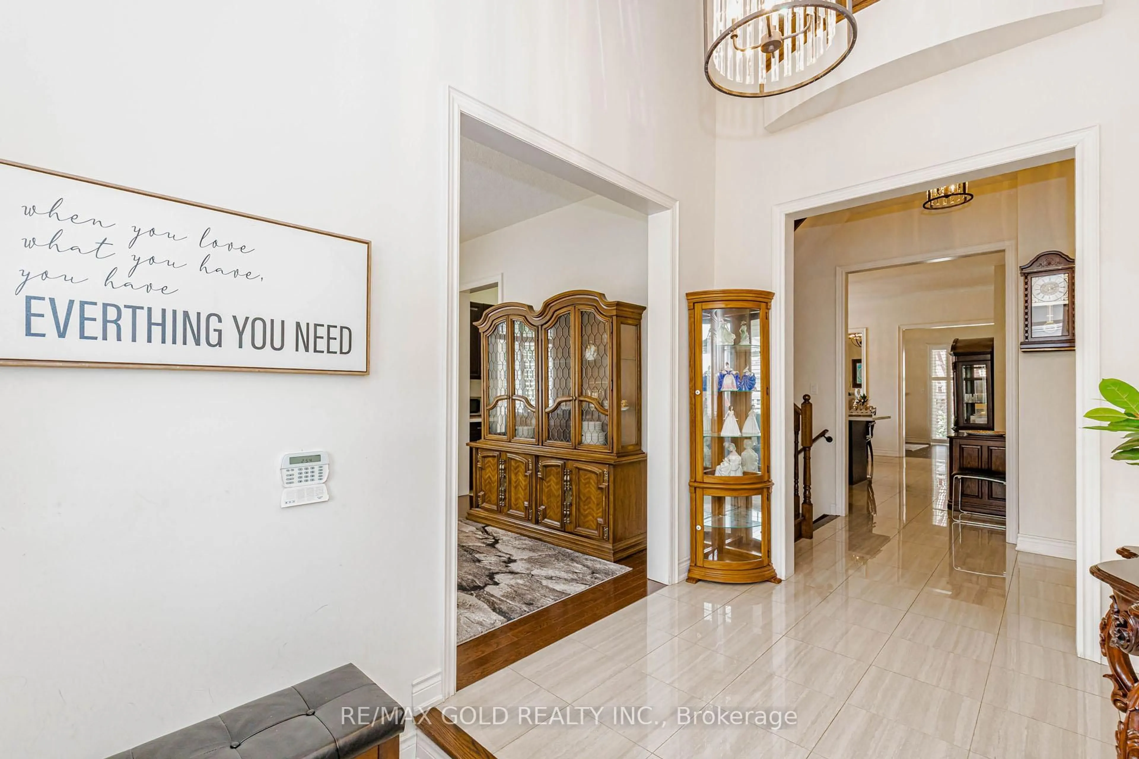 Indoor foyer for 10 Falkland Rd, Brampton Ontario L6P 4C3