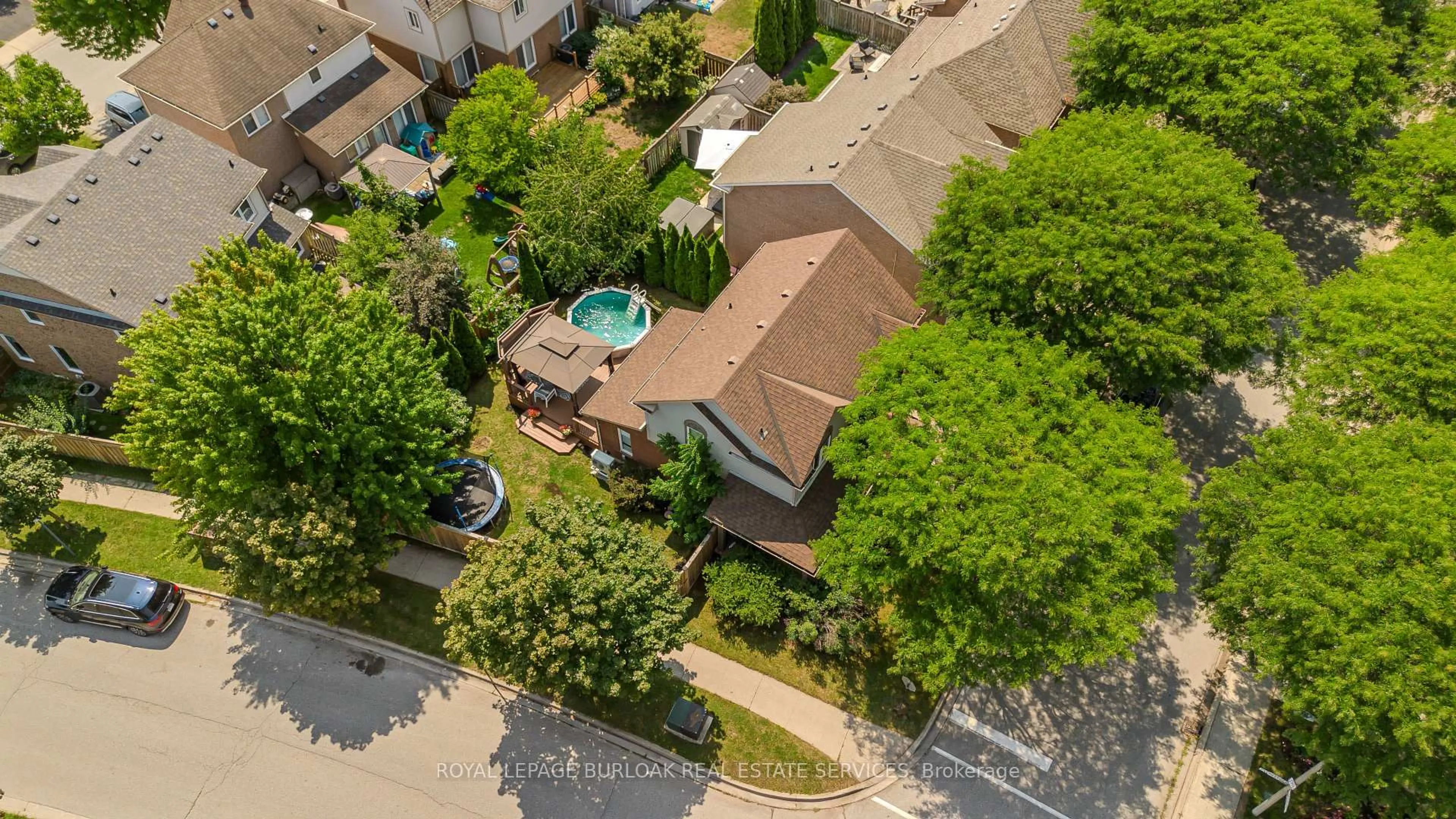 A pic from outside/outdoor area/front of a property/back of a property/a pic from drone, street for 5190 Wood Cres, Burlington Ontario L7L 6N3