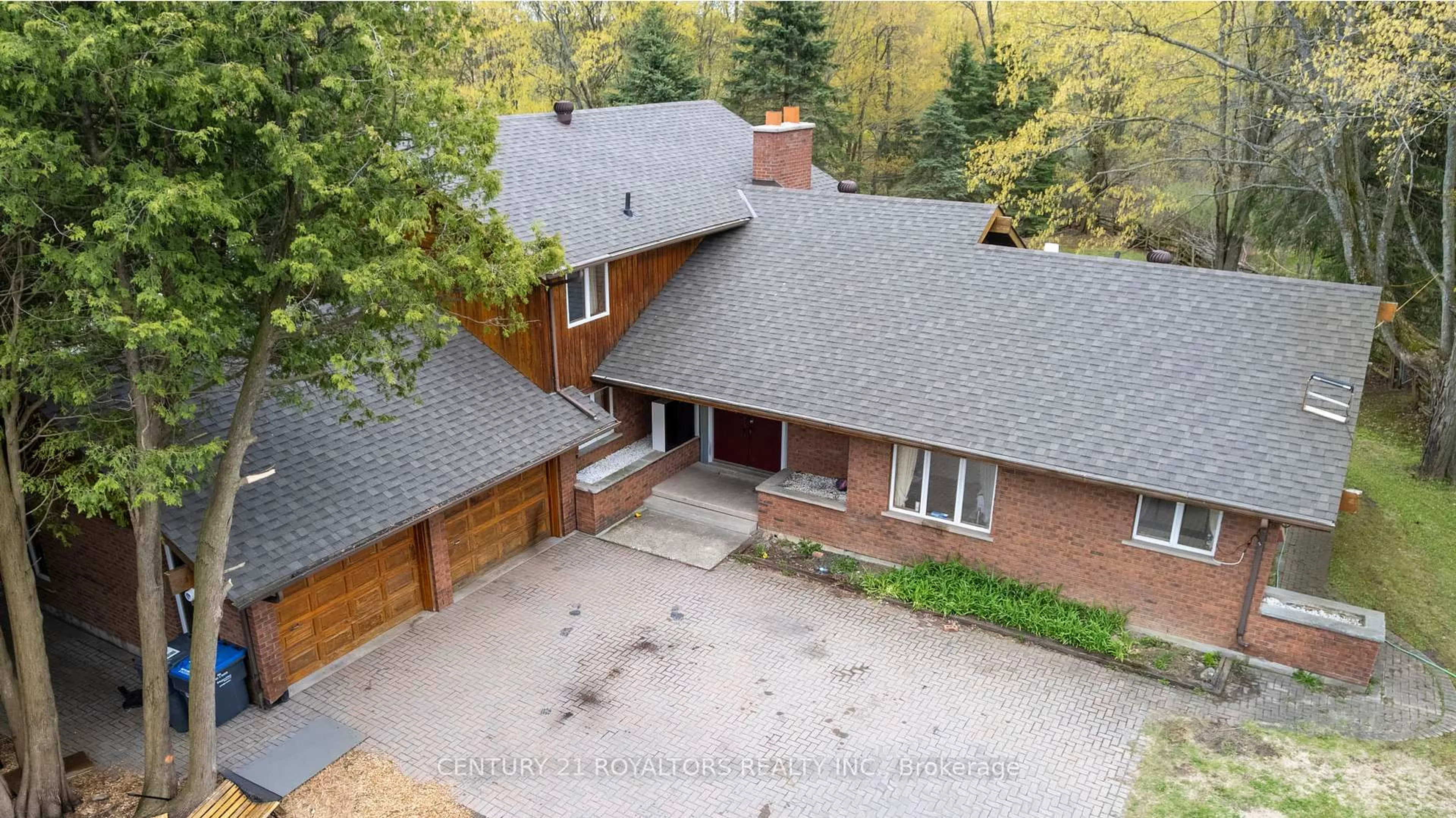A pic from outside/outdoor area/front of a property/back of a property/a pic from drone, street for 17940 Airport Rd, Caledon Ontario L7K 2G8