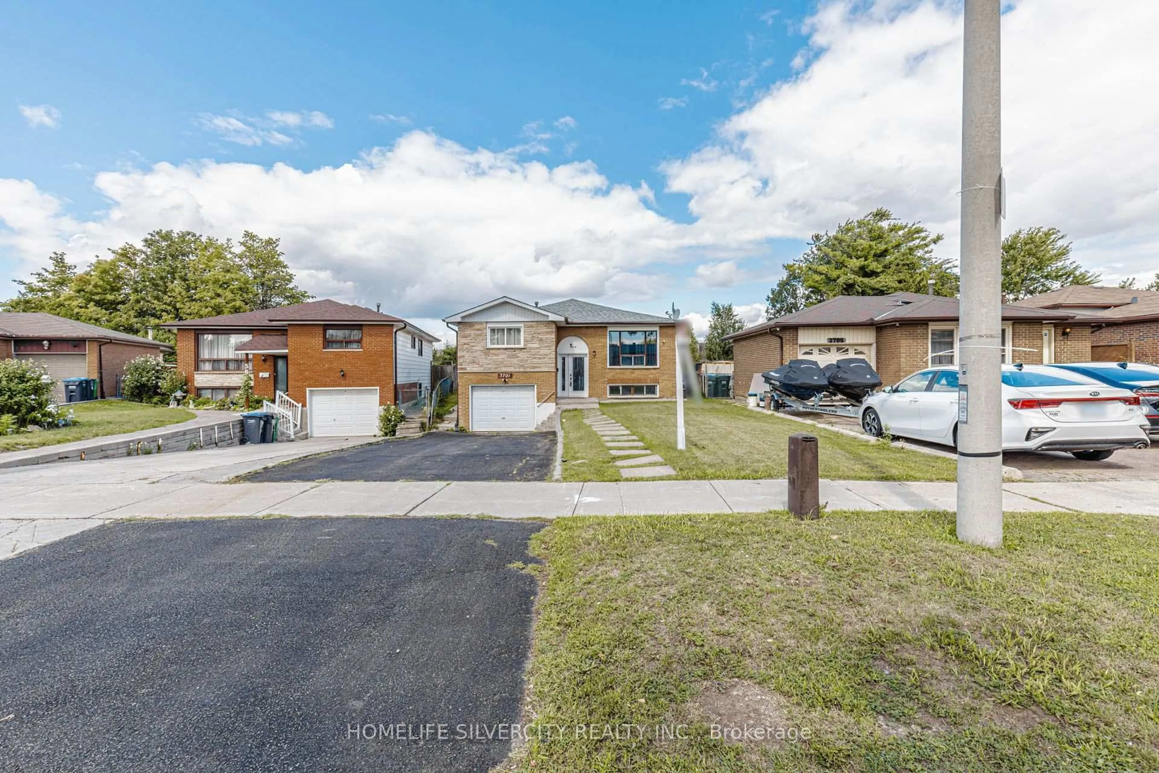 A pic from outside/outdoor area/front of a property/back of a property/a pic from drone, street for 3701 Keenan Cres, Mississauga Ontario L4T 3M1