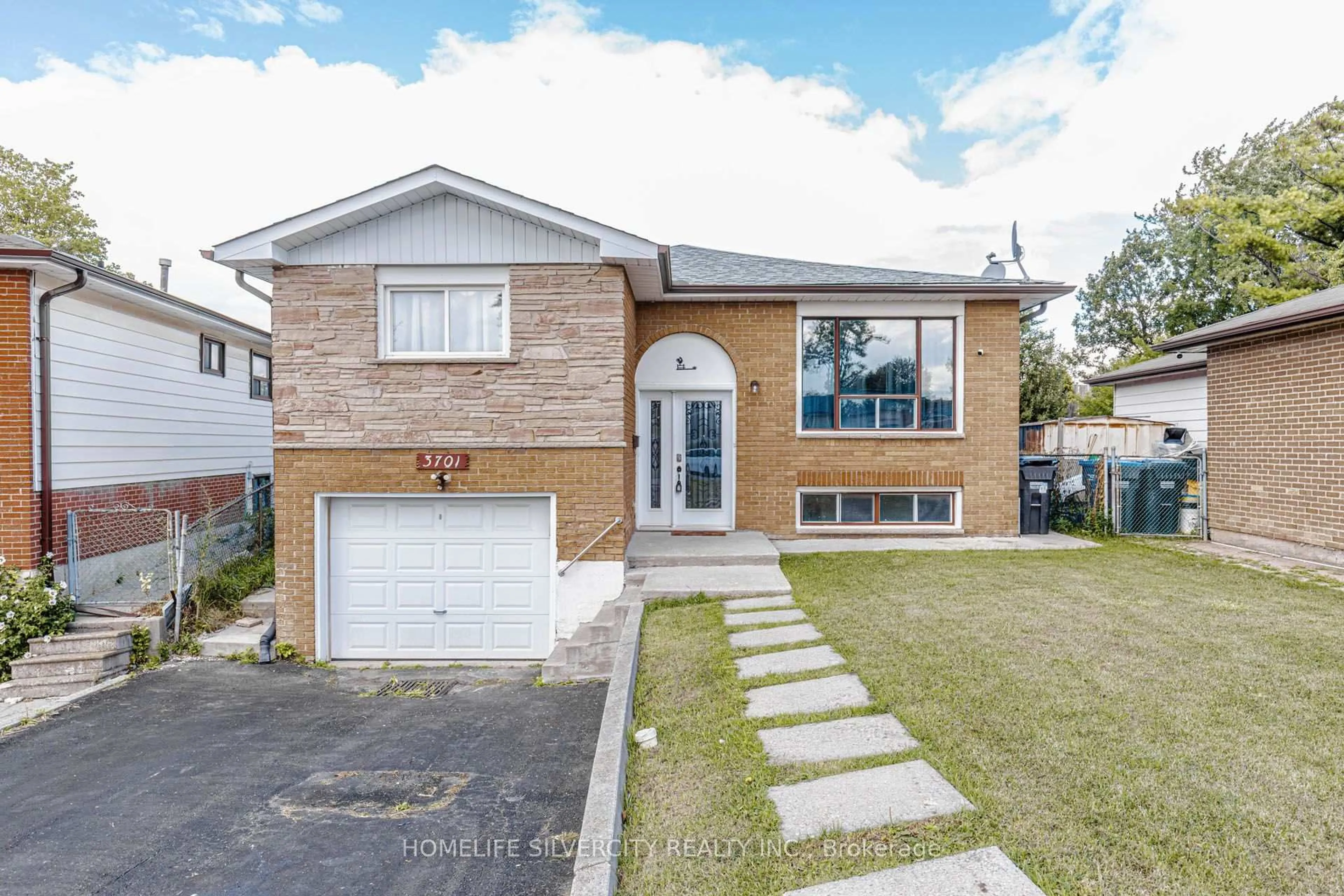 Home with vinyl exterior material, street for 3701 Keenan Cres, Mississauga Ontario L4T 3M1