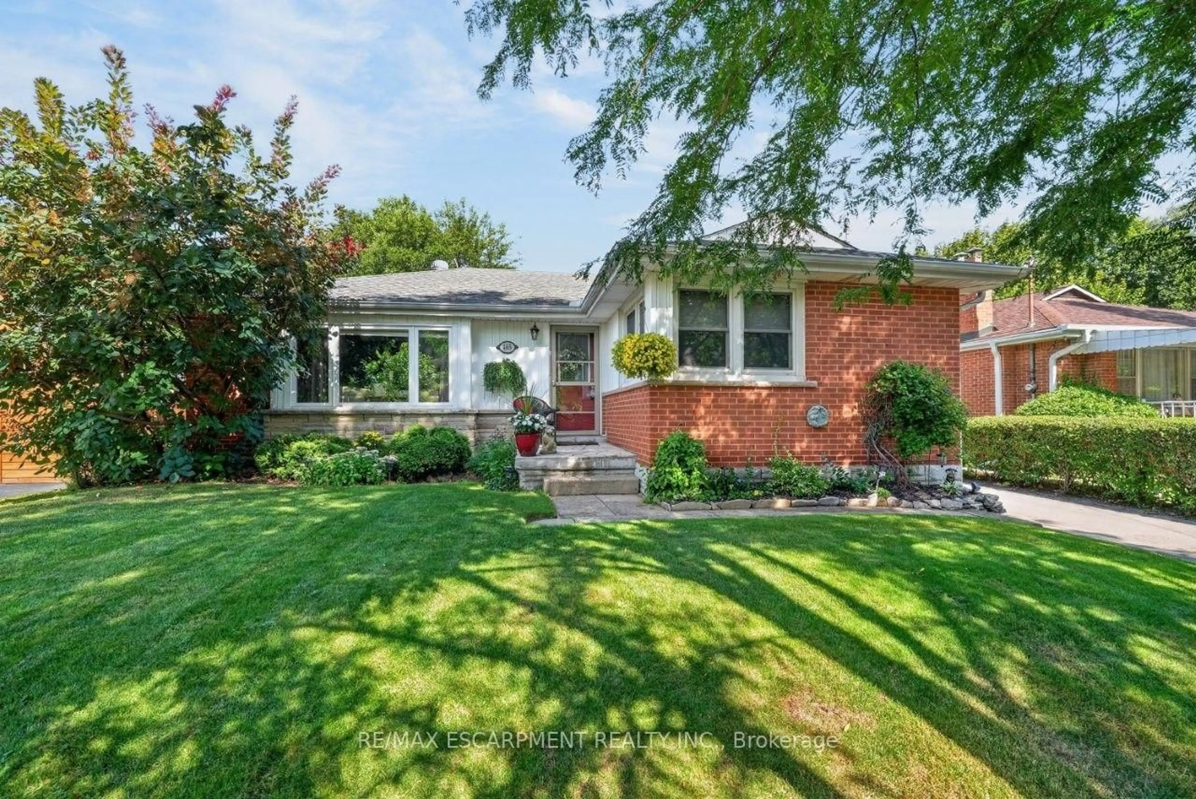 Home with brick exterior material, street for 465 Springbank Cres, Burlington Ontario L7T 2W8