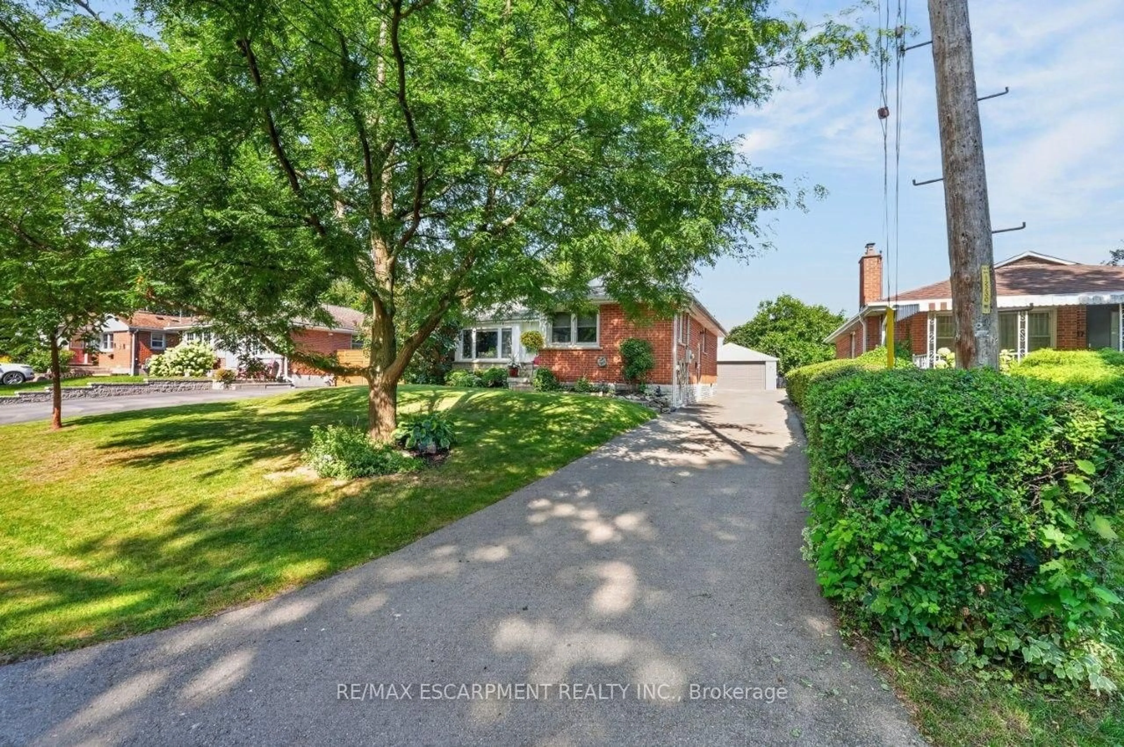 A pic from outside/outdoor area/front of a property/back of a property/a pic from drone, street for 465 Springbank Cres, Burlington Ontario L7T 2W8
