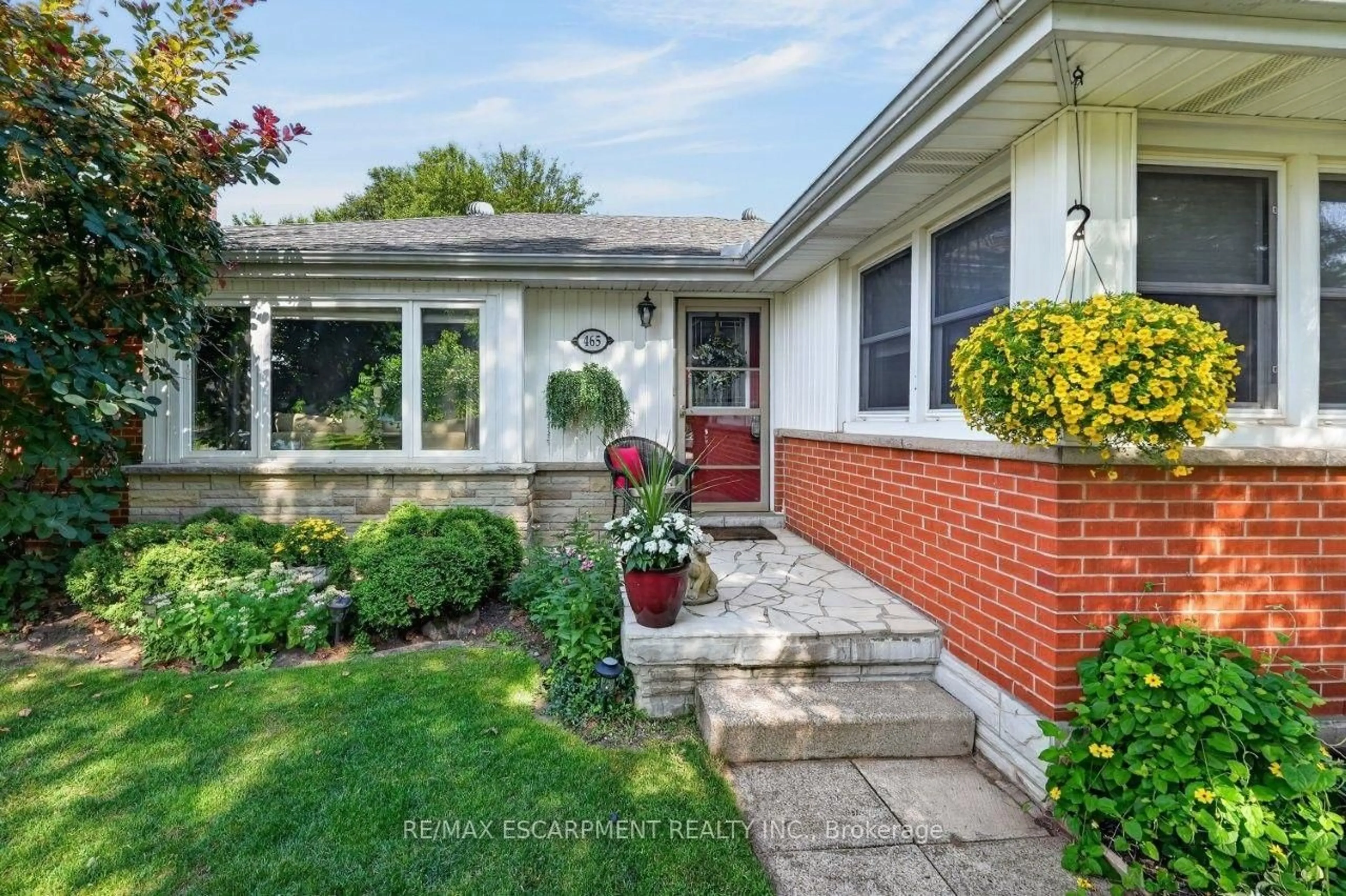 Home with brick exterior material, street for 465 Springbank Cres, Burlington Ontario L7T 2W8