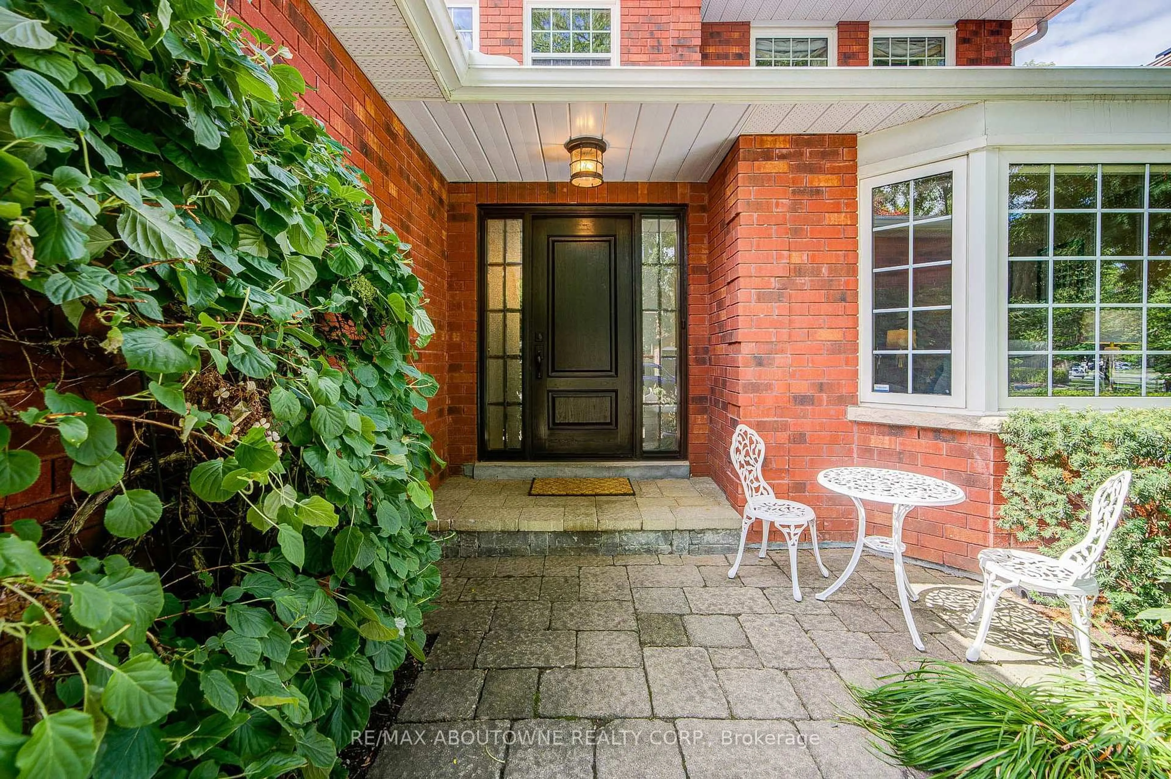 Indoor entryway for 1511 Stoneybrook Tr, Oakville Ontario L6M 2R4