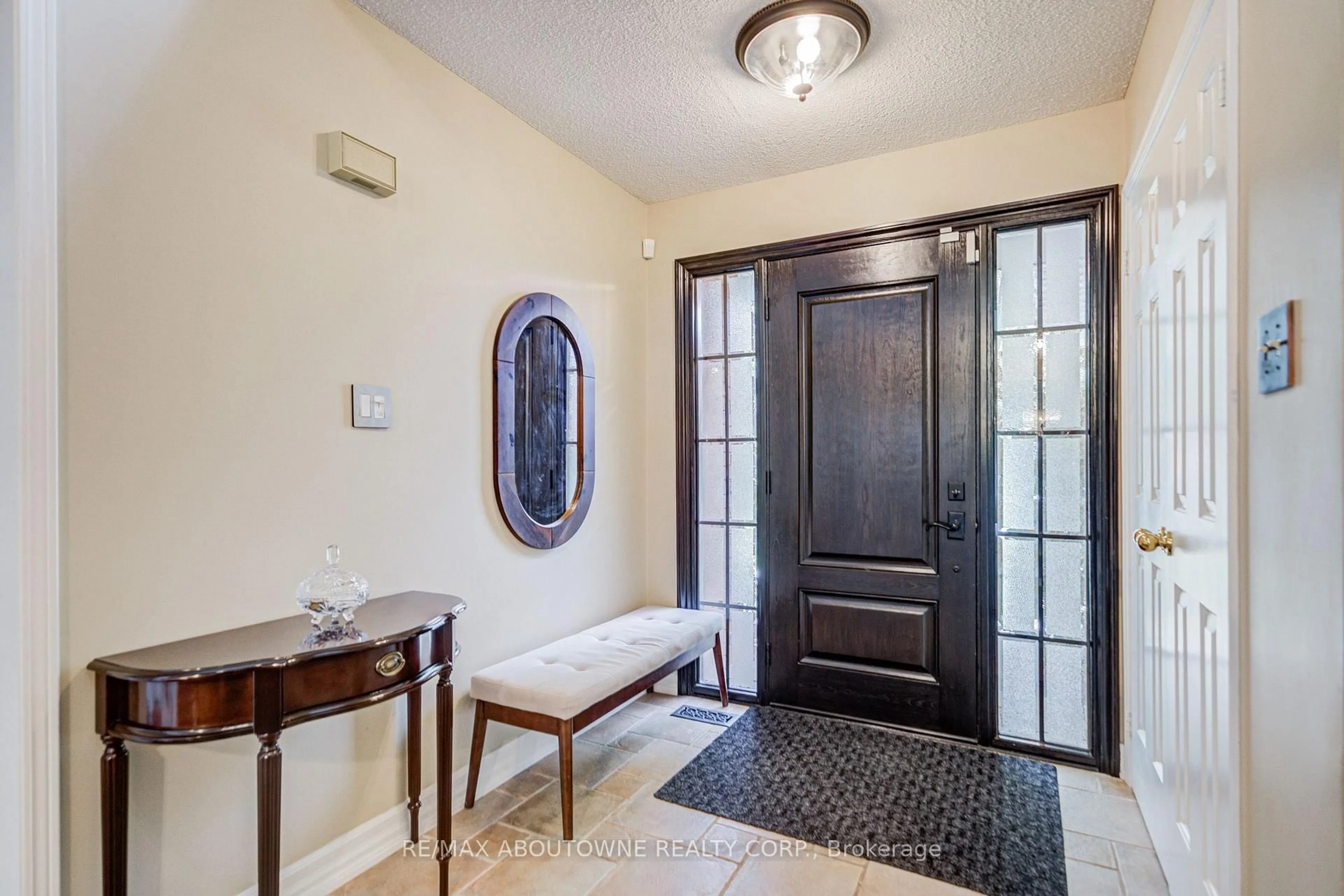 Indoor entryway for 1511 Stoneybrook Tr, Oakville Ontario L6M 2R4
