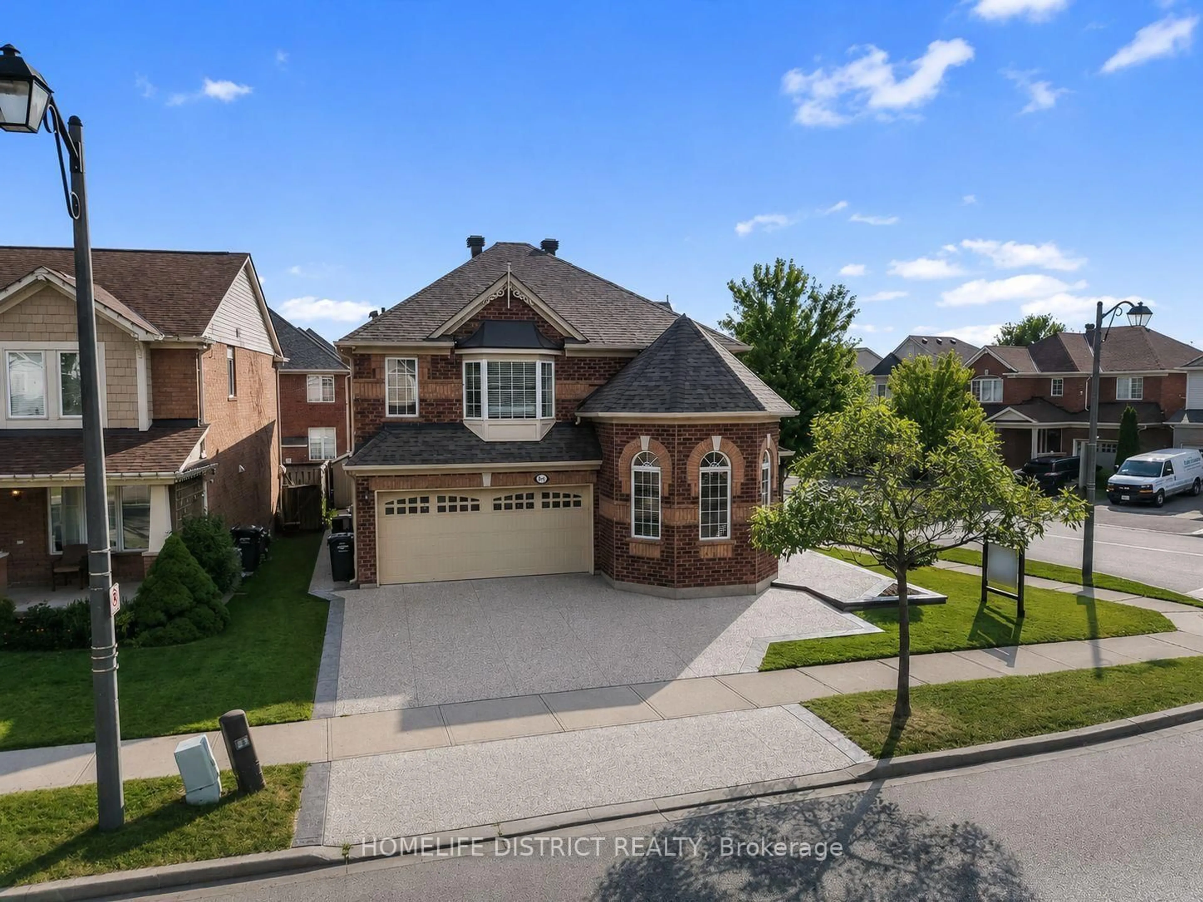 A pic from outside/outdoor area/front of a property/back of a property/a pic from drone, street for 901 BENNETT Blvd, Milton Ontario L9T 6X5