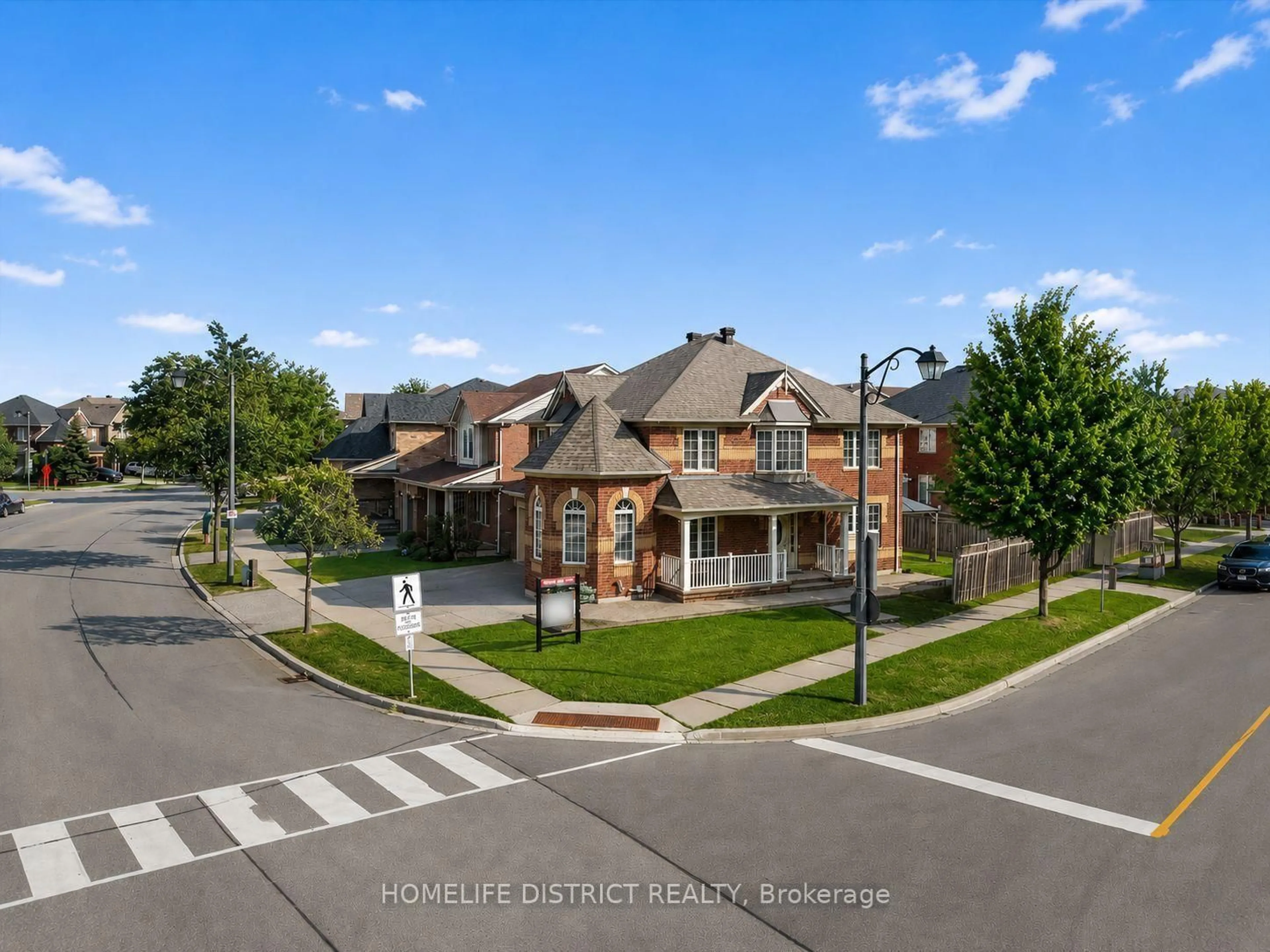 A pic from outside/outdoor area/front of a property/back of a property/a pic from drone, street for 901 BENNETT Blvd, Milton Ontario L9T 6X5