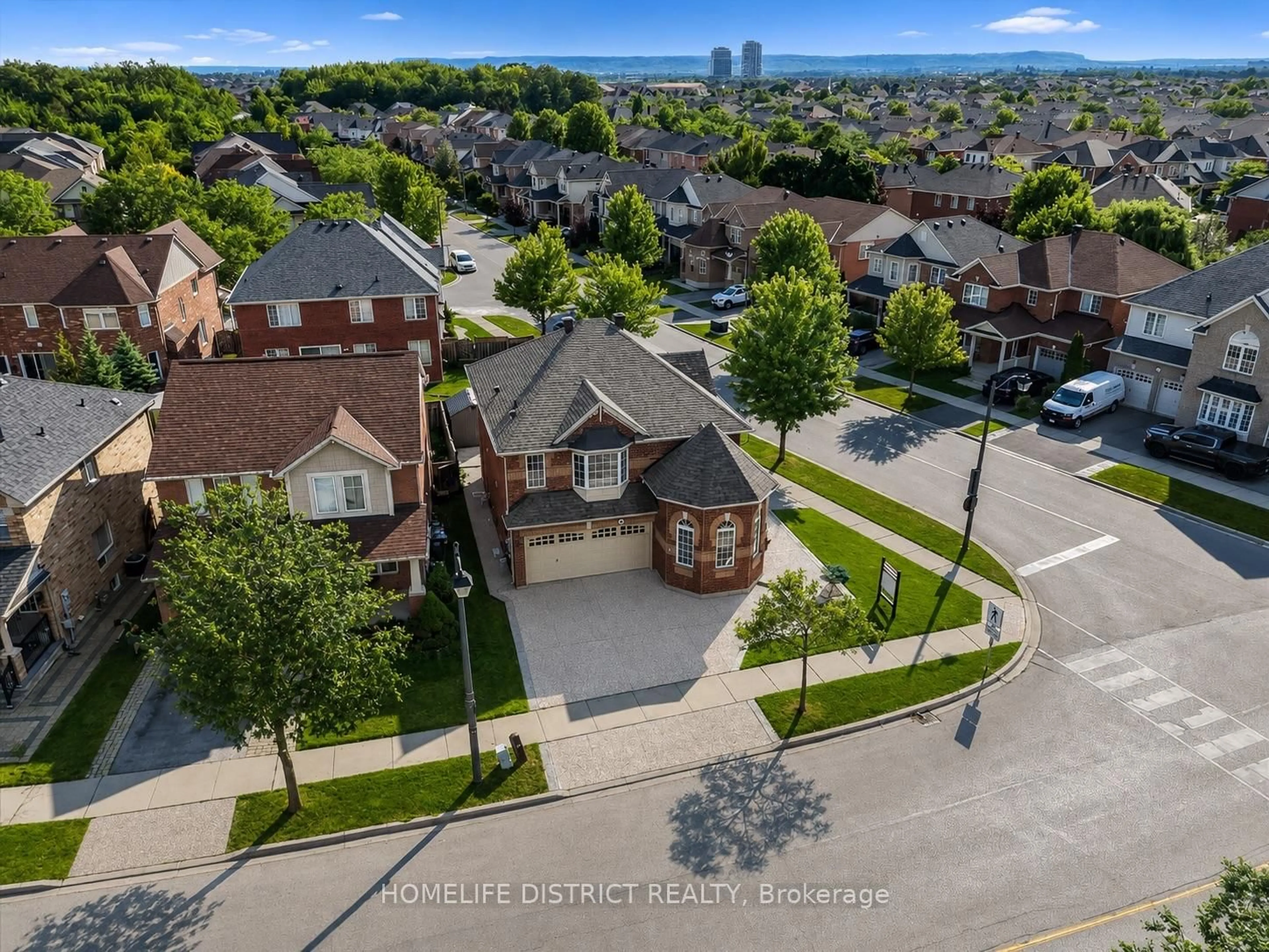 A pic from outside/outdoor area/front of a property/back of a property/a pic from drone, street for 901 BENNETT Blvd, Milton Ontario L9T 6X5
