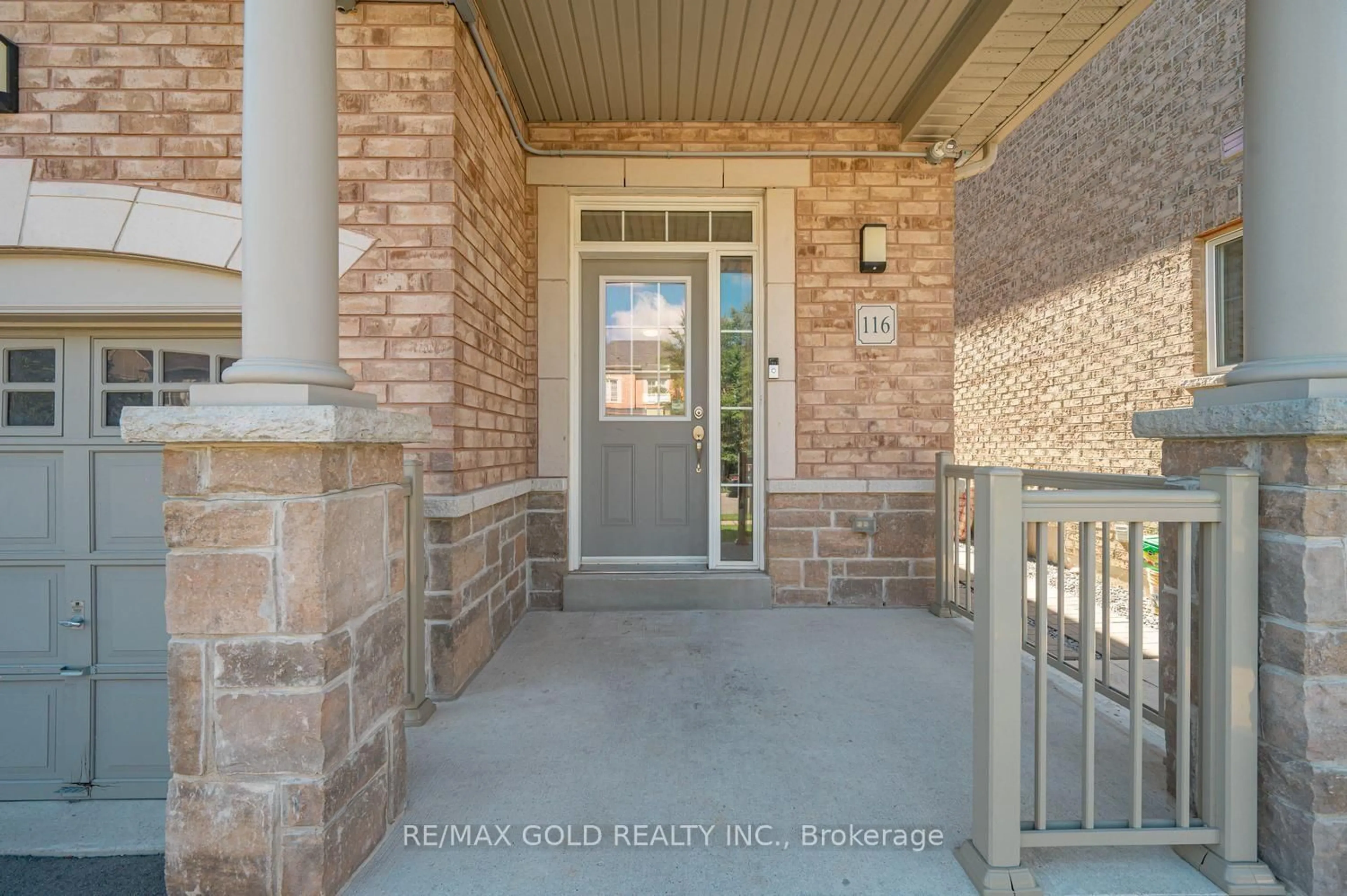 Indoor entryway for 116 Lesabre Cres, Brampton Ontario L6P 0W4